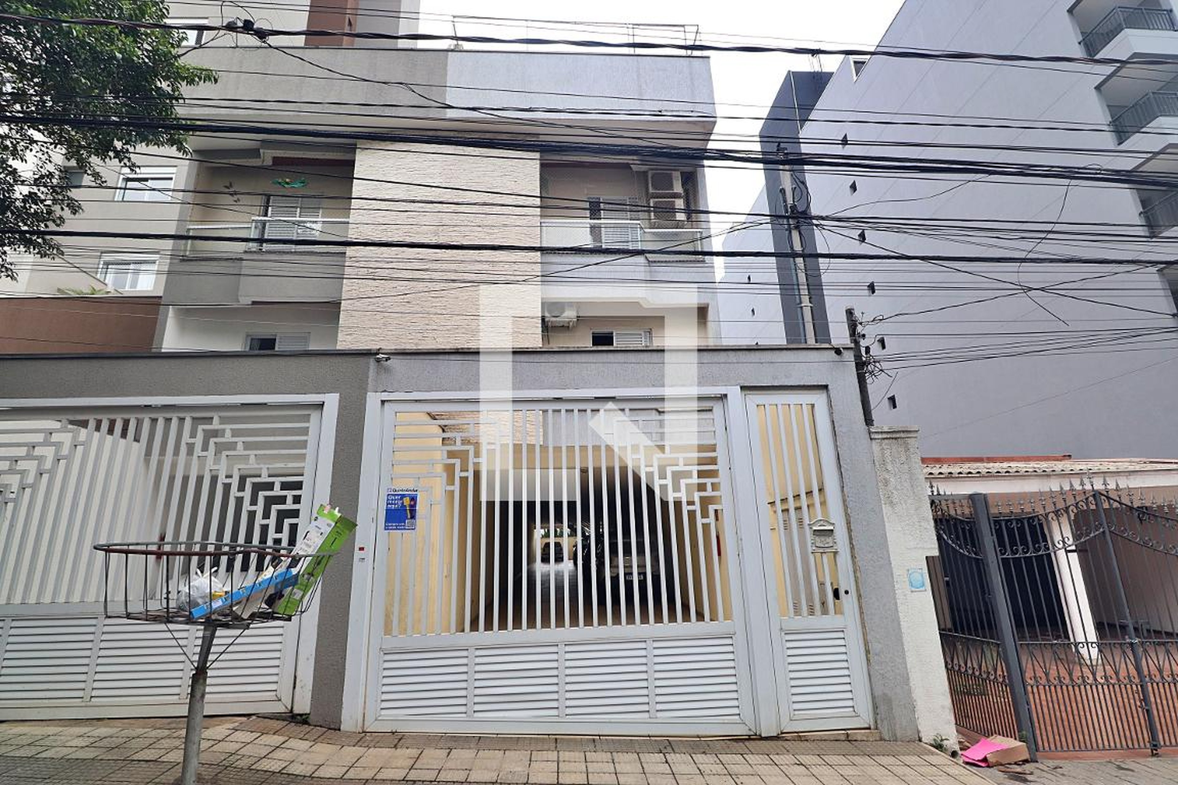 Fachada Condomínio em Rua Vitória Régia, 162