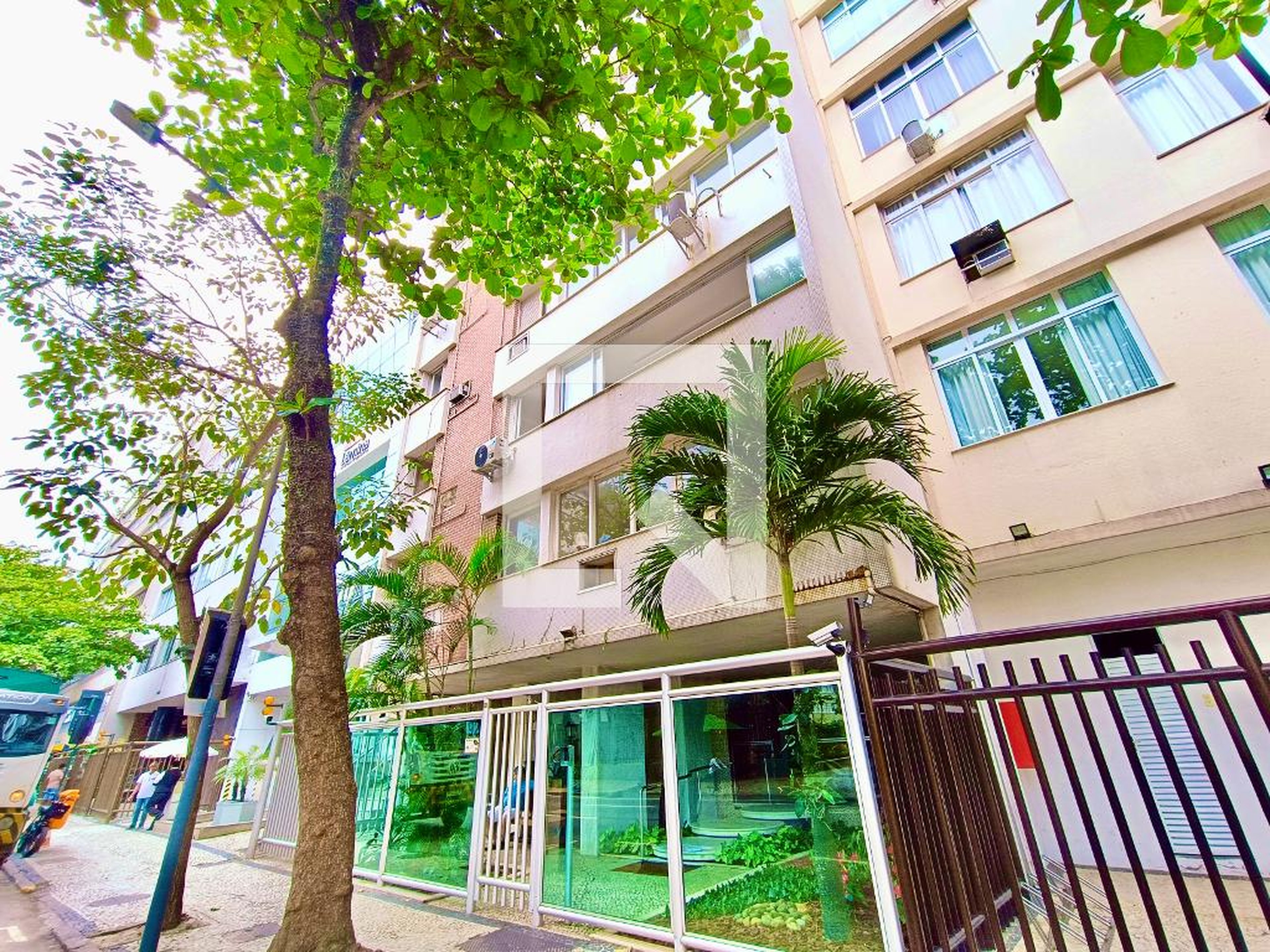 Fachada Condomínio em Rua Francisco Otaviano, 92