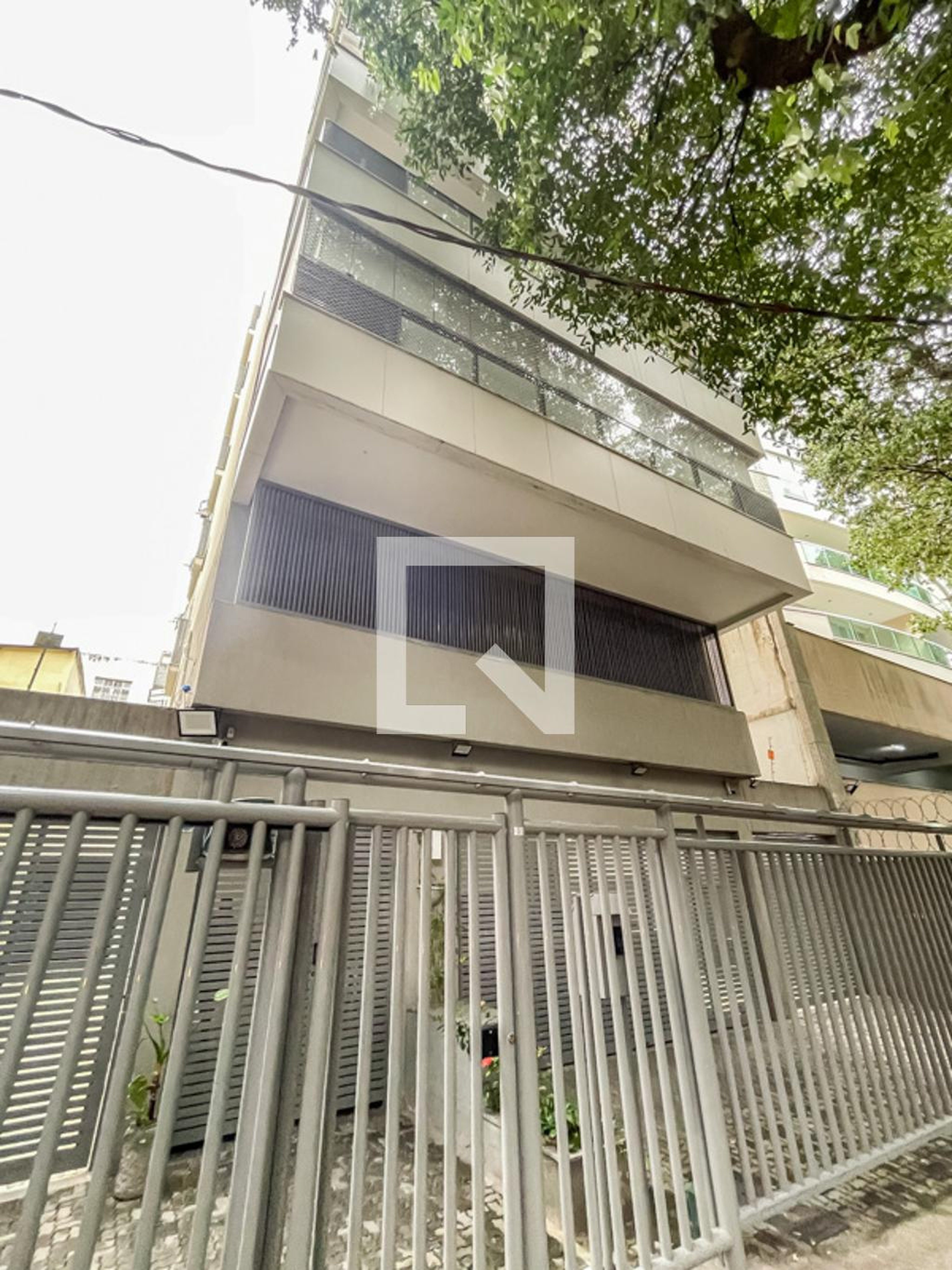 Fachada Condomínio em Rua Araújo Pena, 84