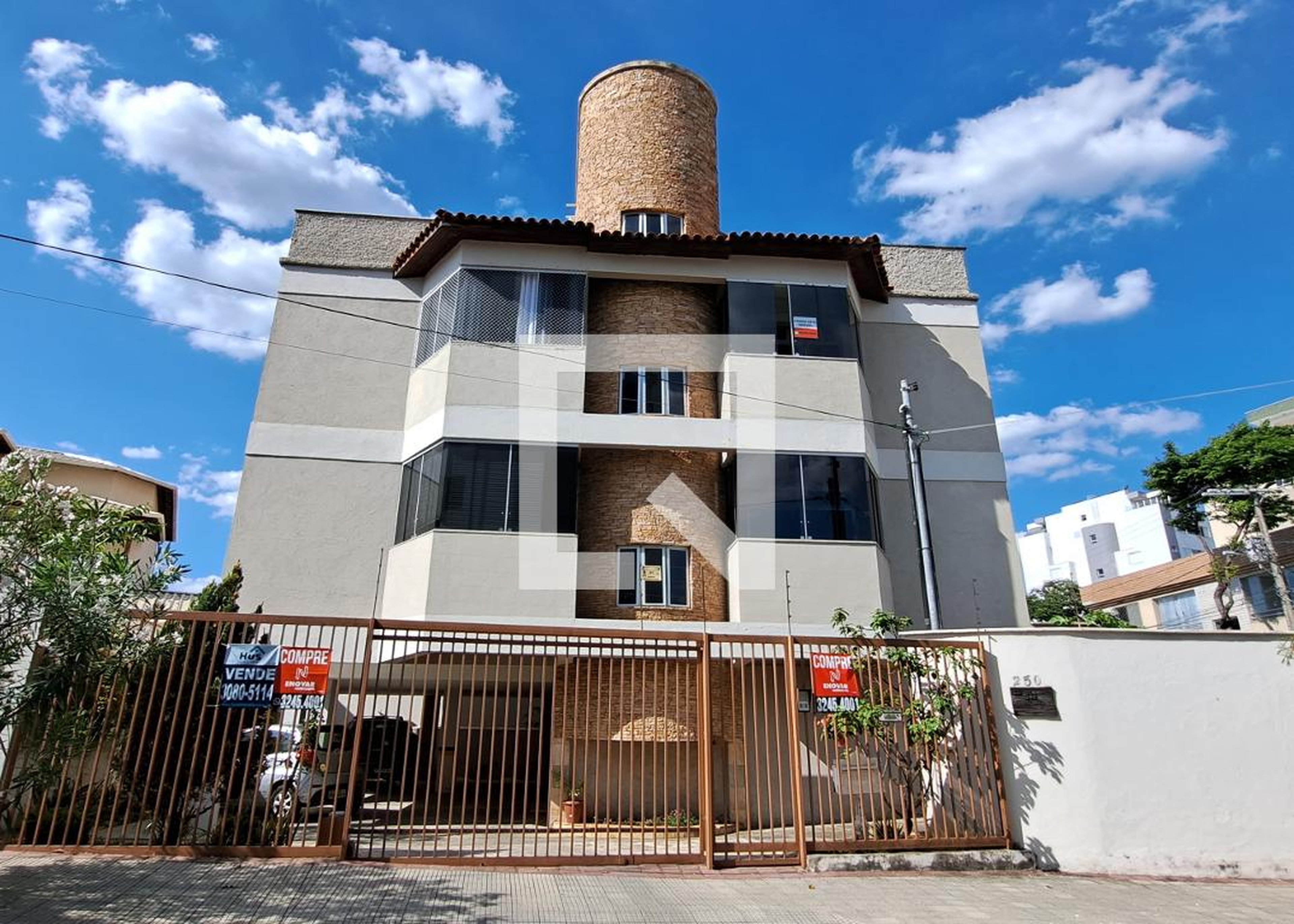 Fachada Condomínio em Rua Laura Brito Farias, 250