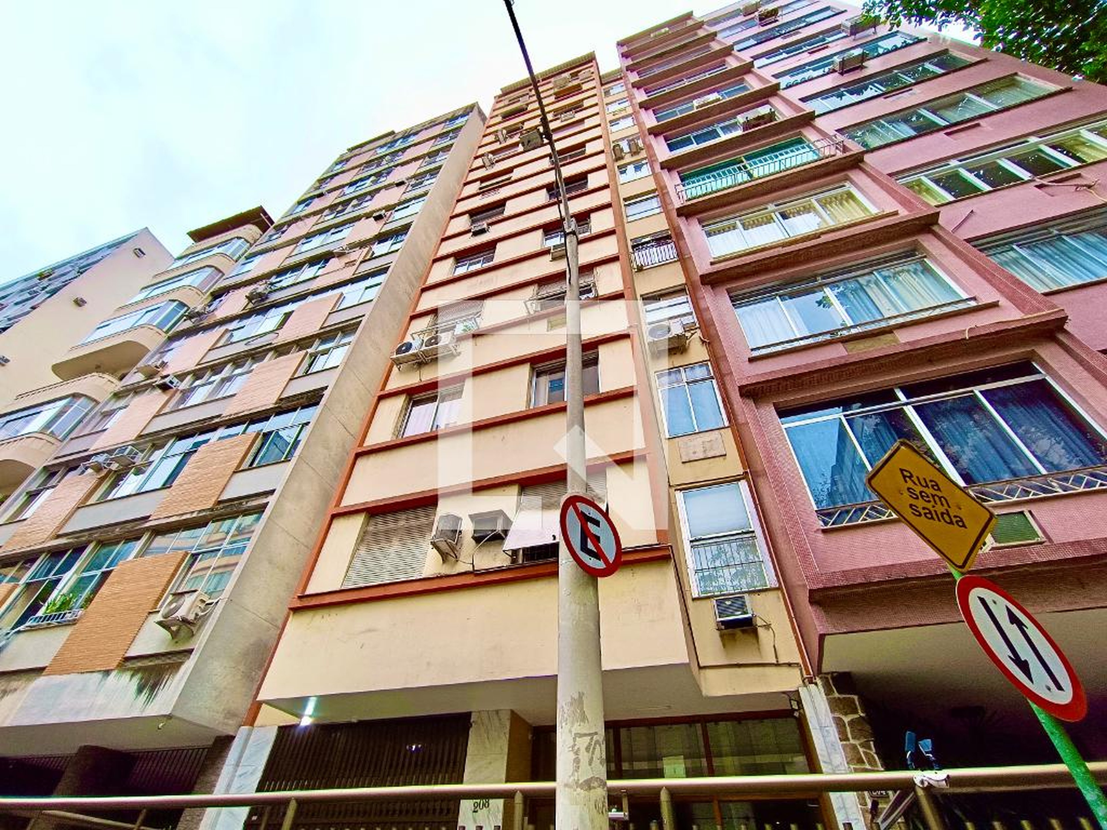 Fachada Condomínio em Rua Sá Ferreira, 208