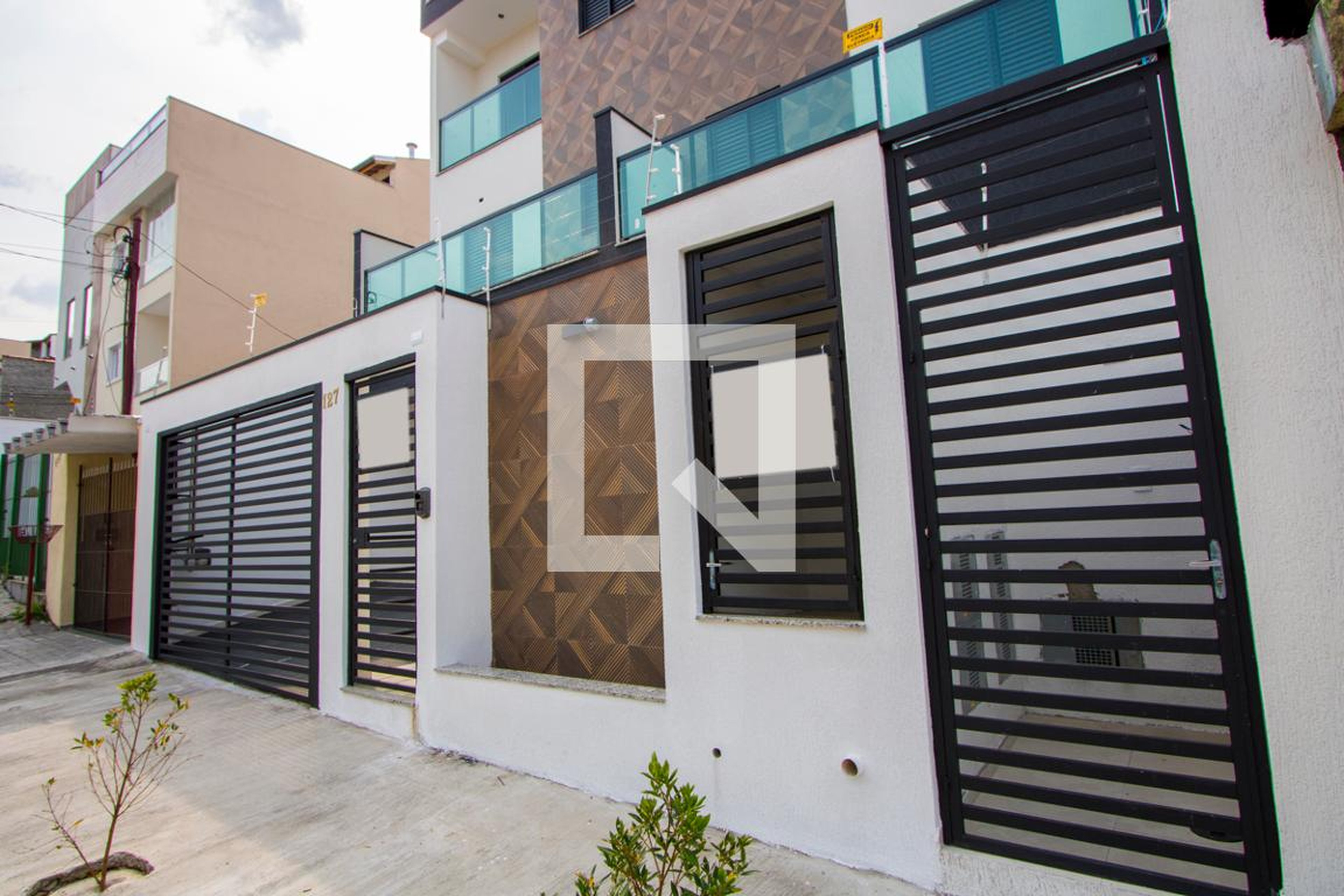 Fachada Condomínio em Rua Alencastro, 127