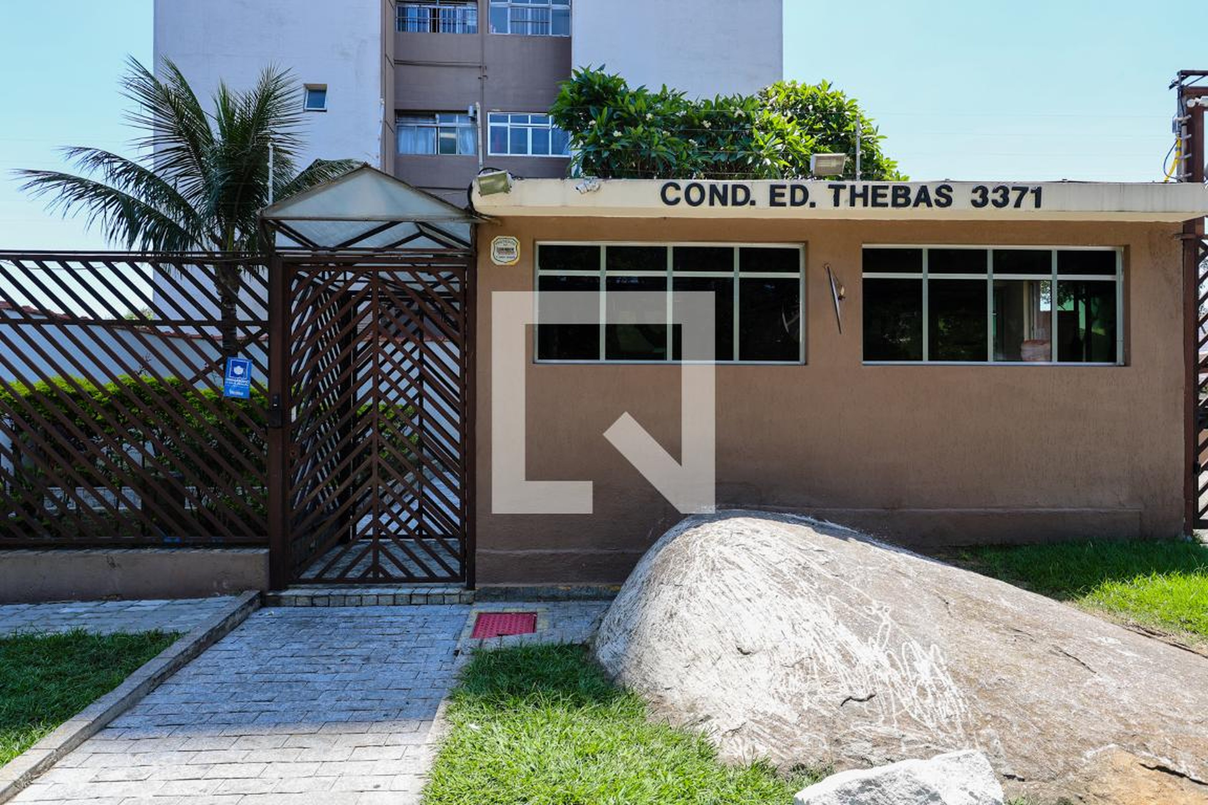 Fachada do condomínio Condomínio Thebas