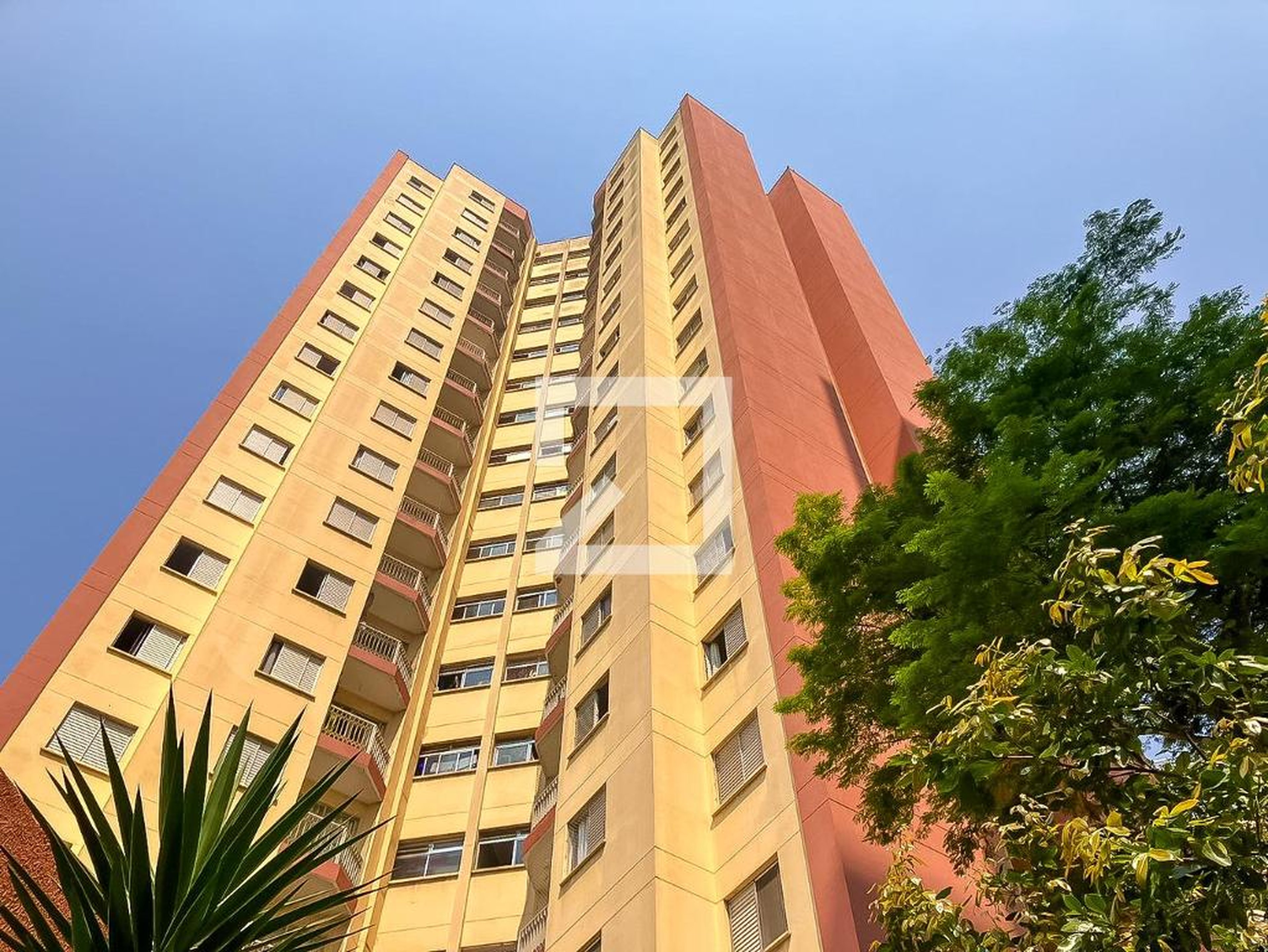 Fachada Condomínio em Rua Costa Barros, 2000