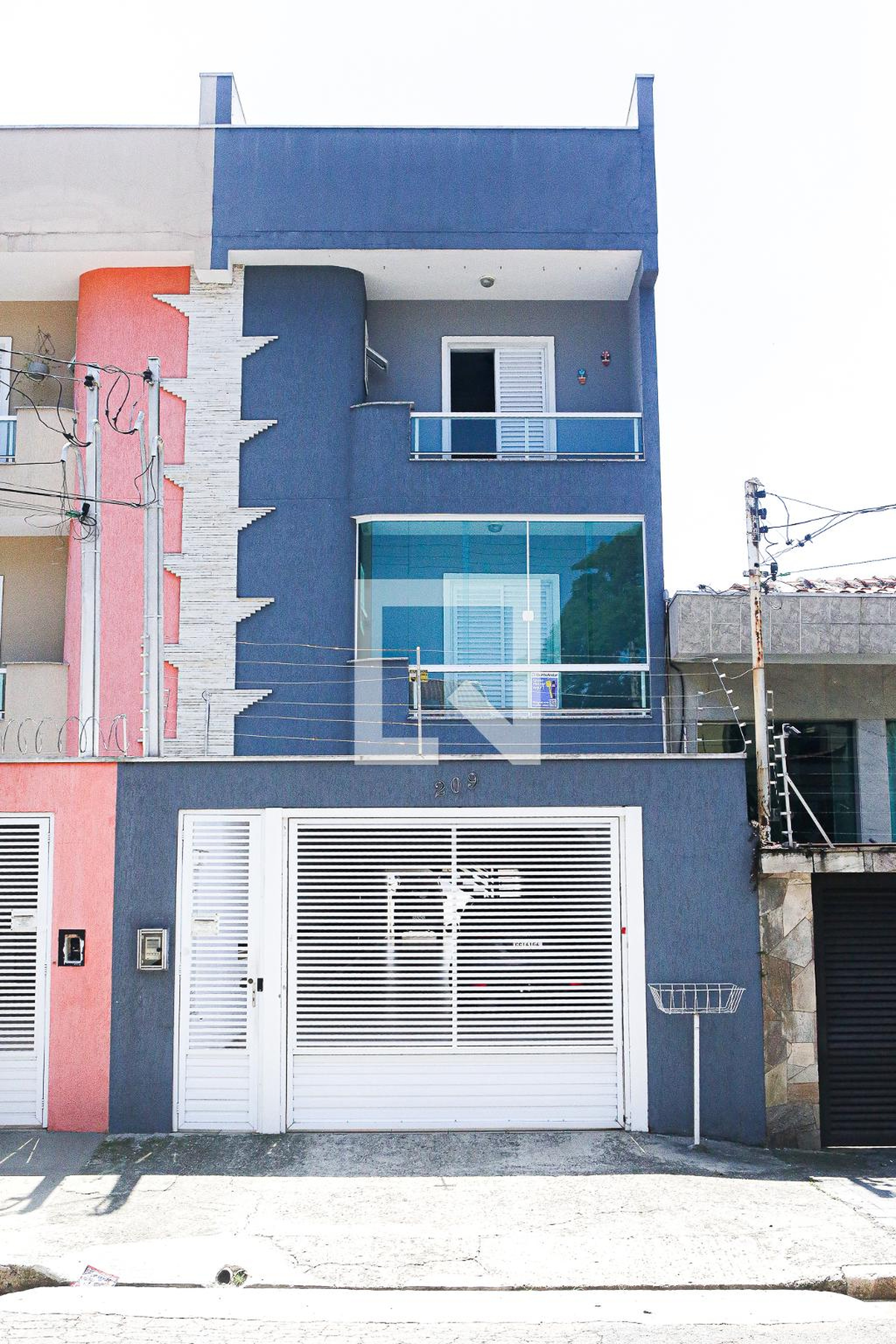 Fachada Condomínio em Rua Alzira, 209