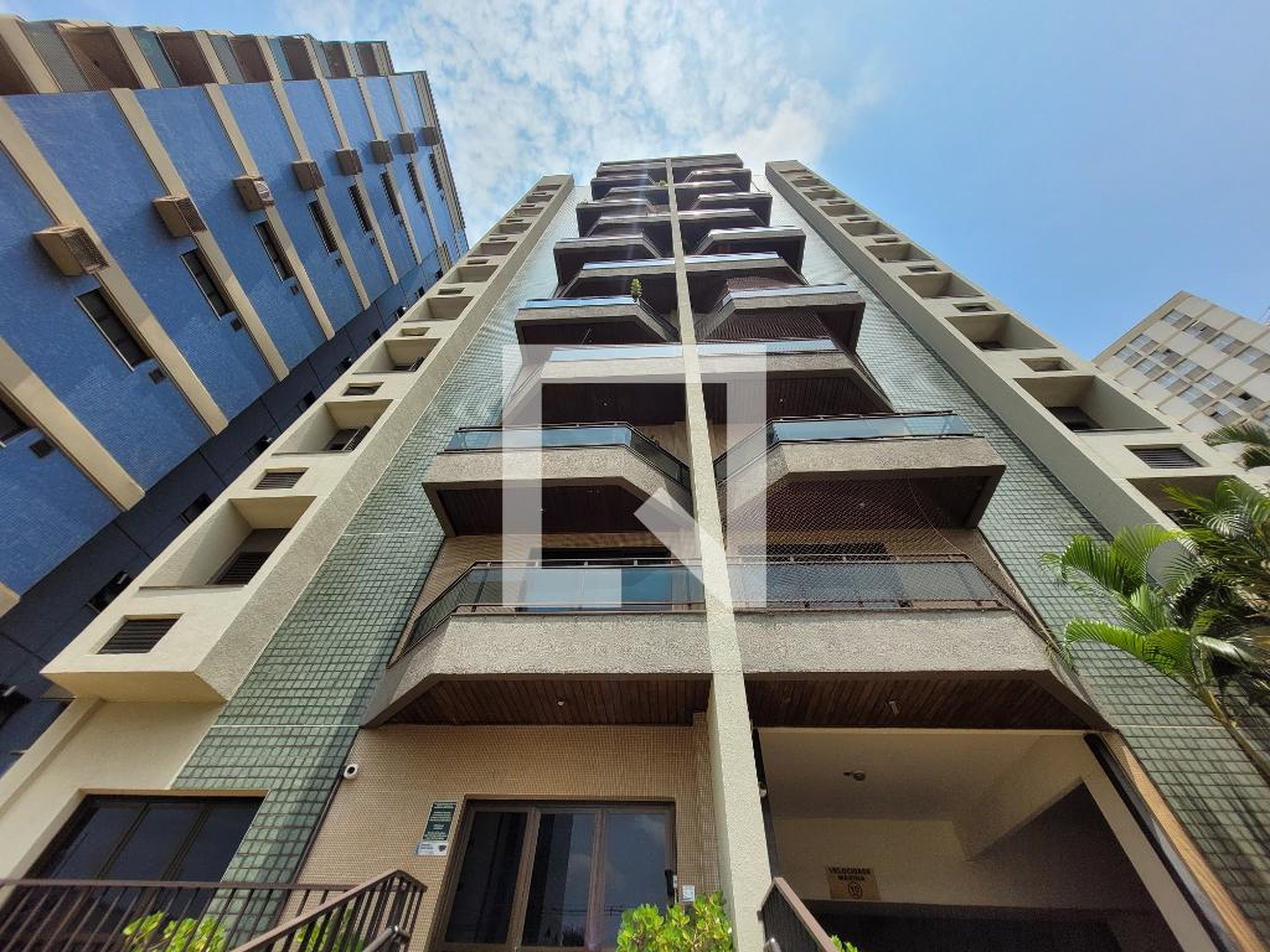 Fachada Condomínio em Rua Coronel Francisco Andrade Coutinho, 200