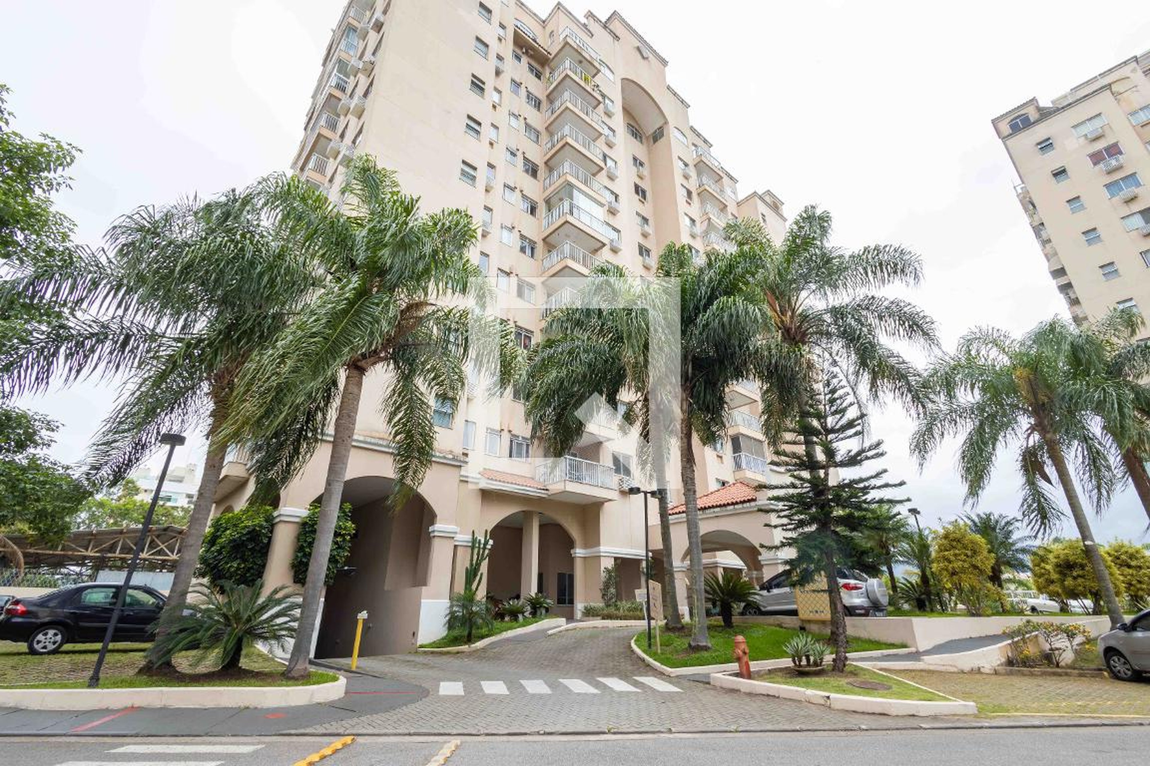 Fachada Condomínio em Rua Historiador Werneck da Silva, 238