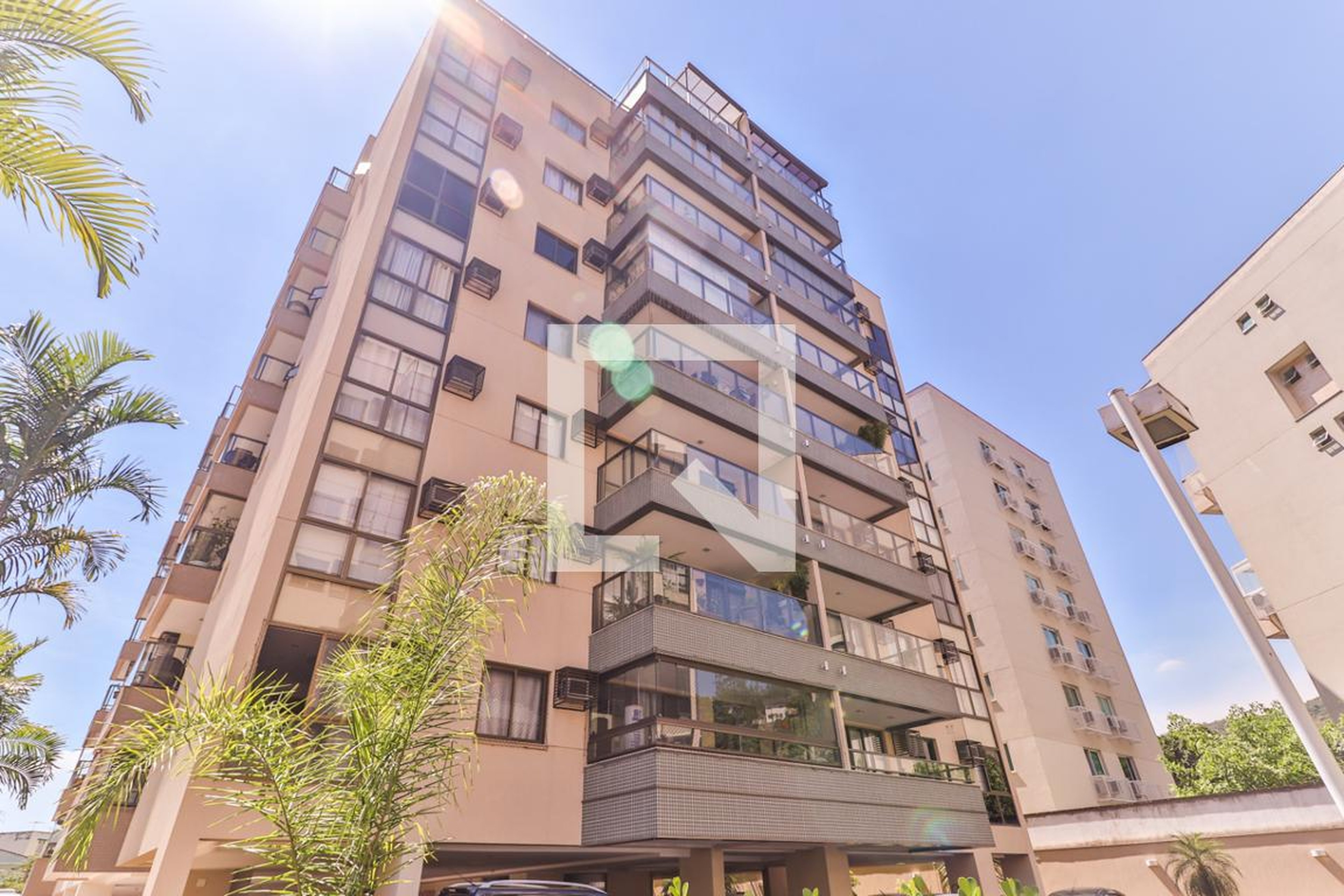 Fachada Condomínio em Rua Zoroastro Pamplona, 630