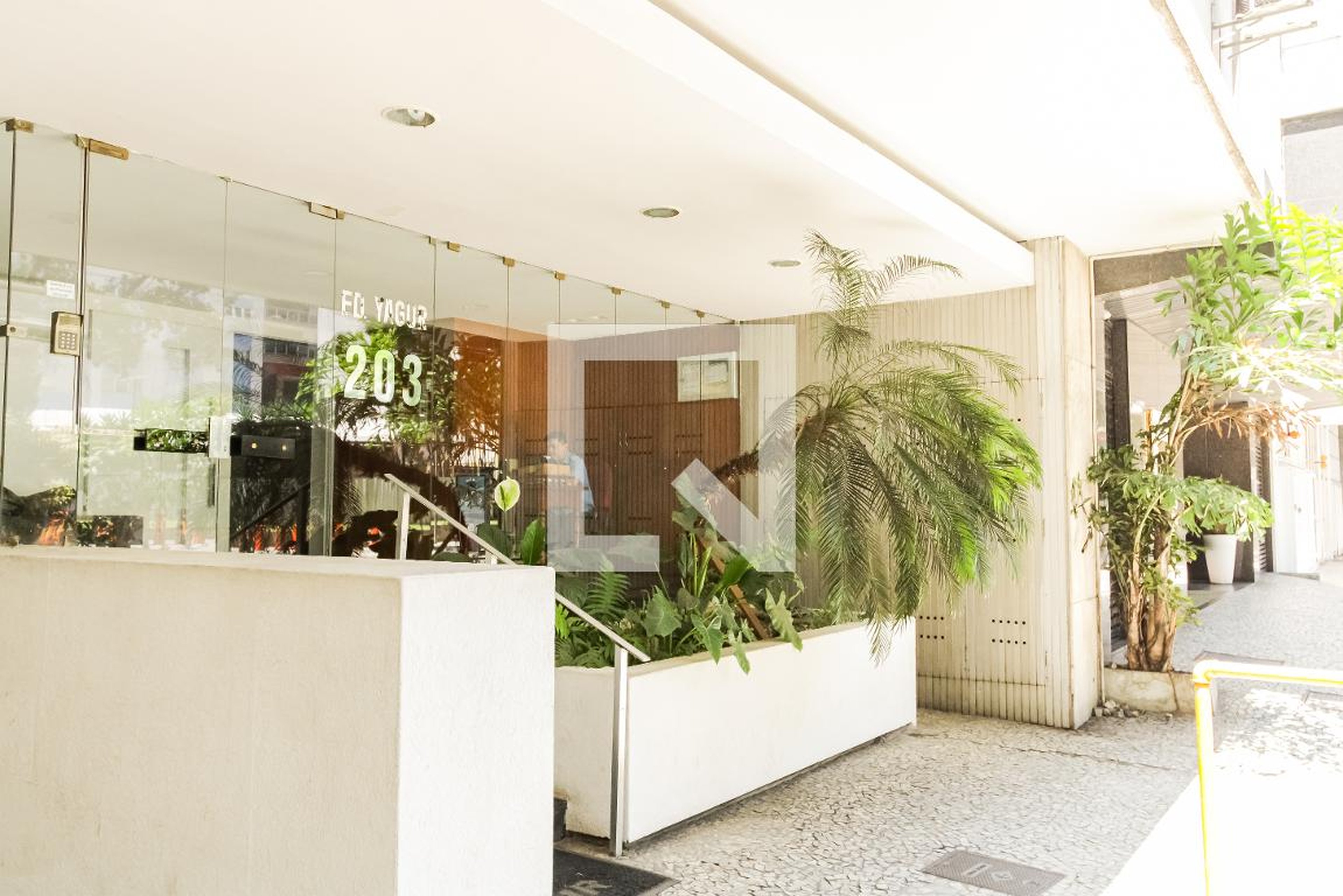 Entrada Condomínio em Rua Tonelero, 203