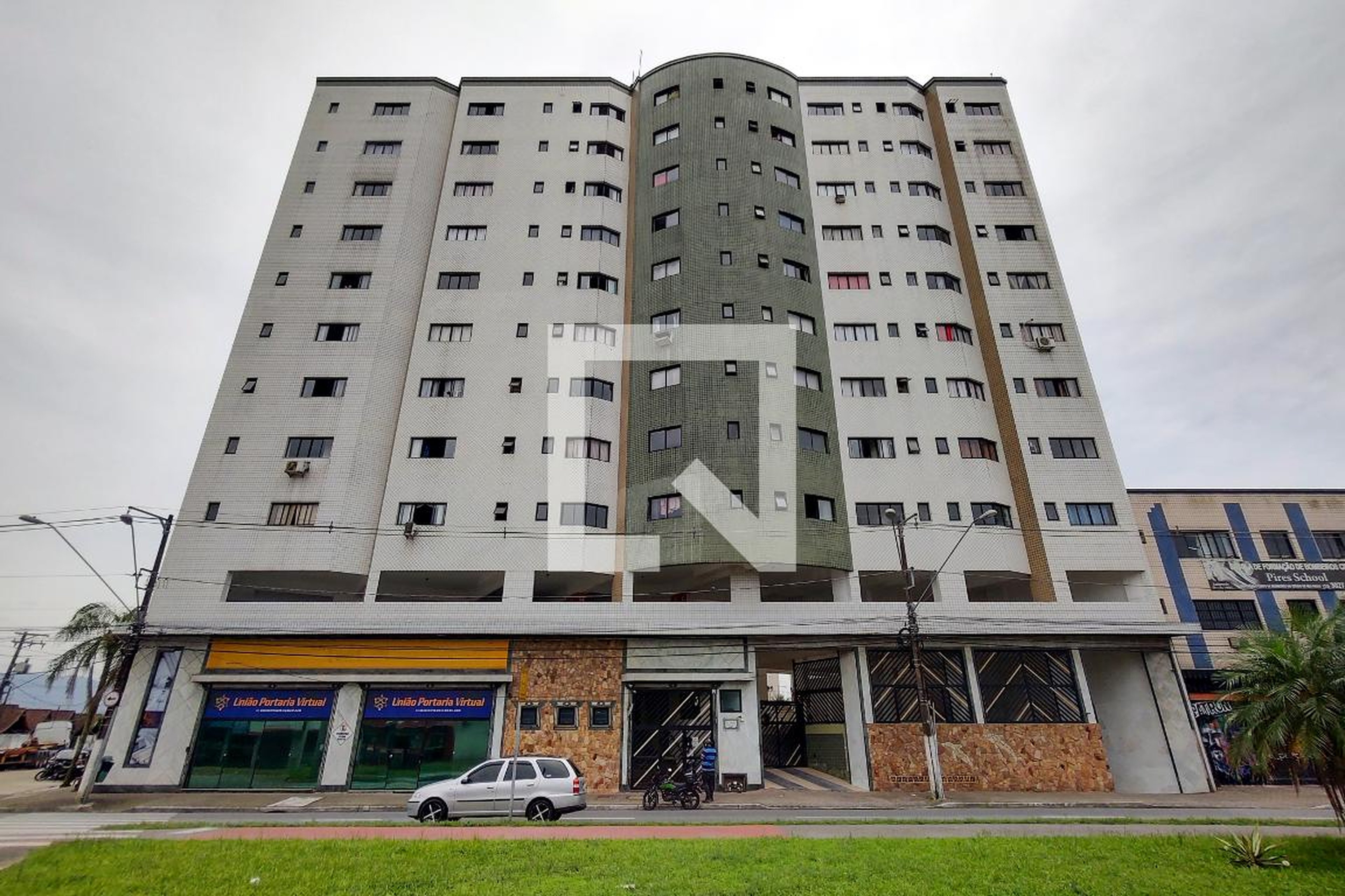 Fachada Condomínio em Avenida Doutor Roberto de Almeida Vinhas, 6370