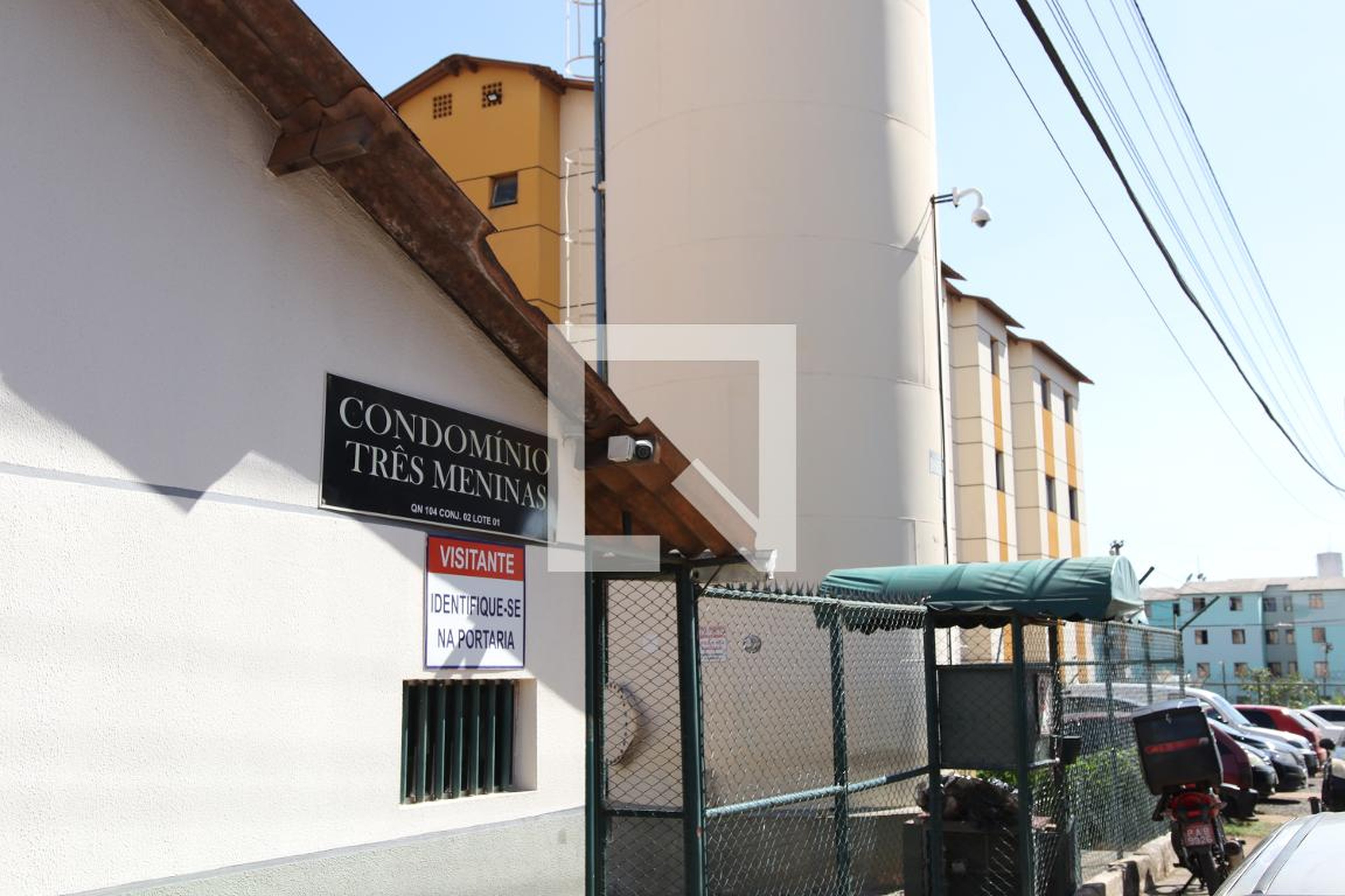 Fachada Condomínio em SAMAMBAIA SUL COND TRÊS MENINAS QN 104 CJ 2 LT 1, s/n