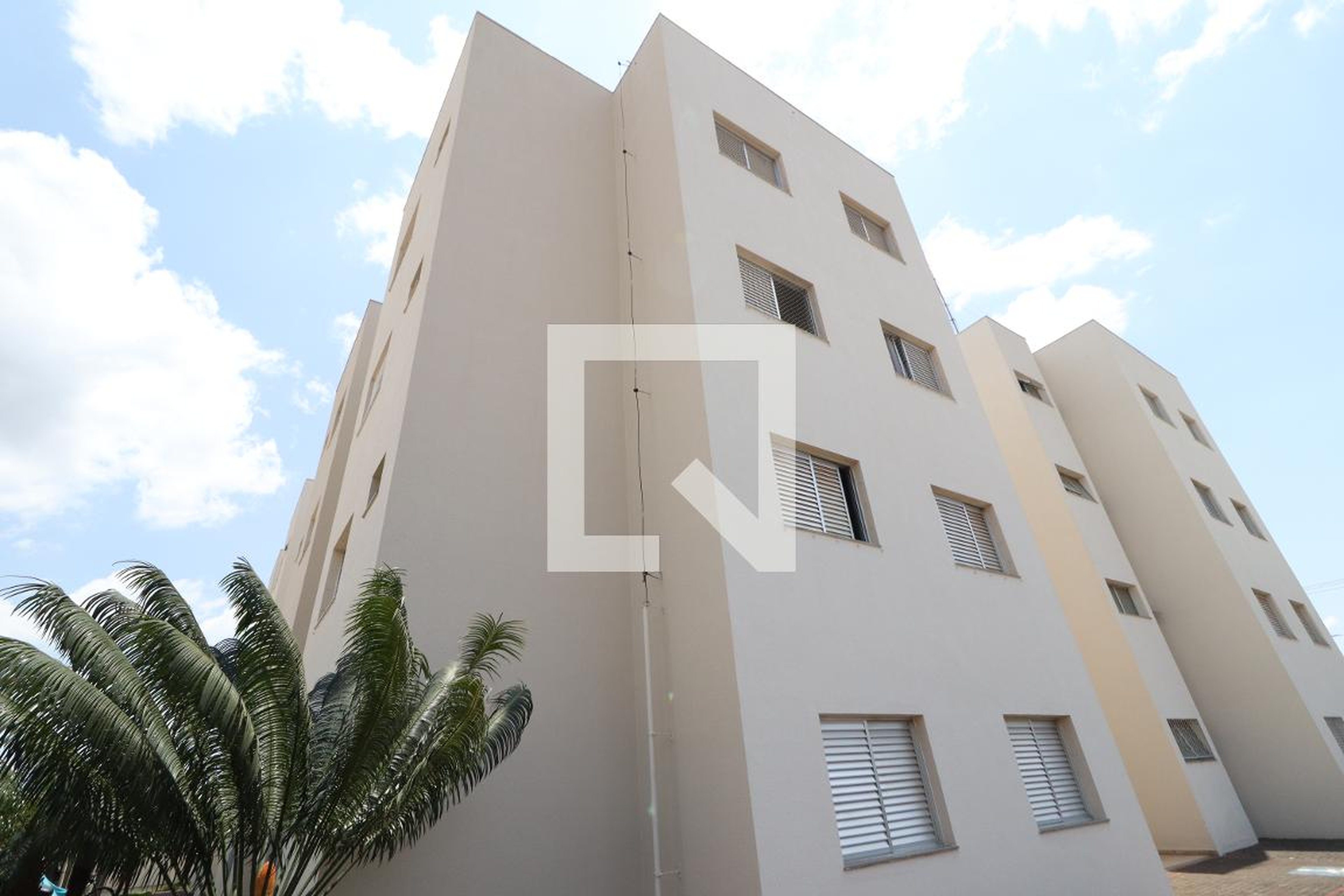 Fachada do Prédio Condomínio em Rua Fernando Alves Rezende, 270