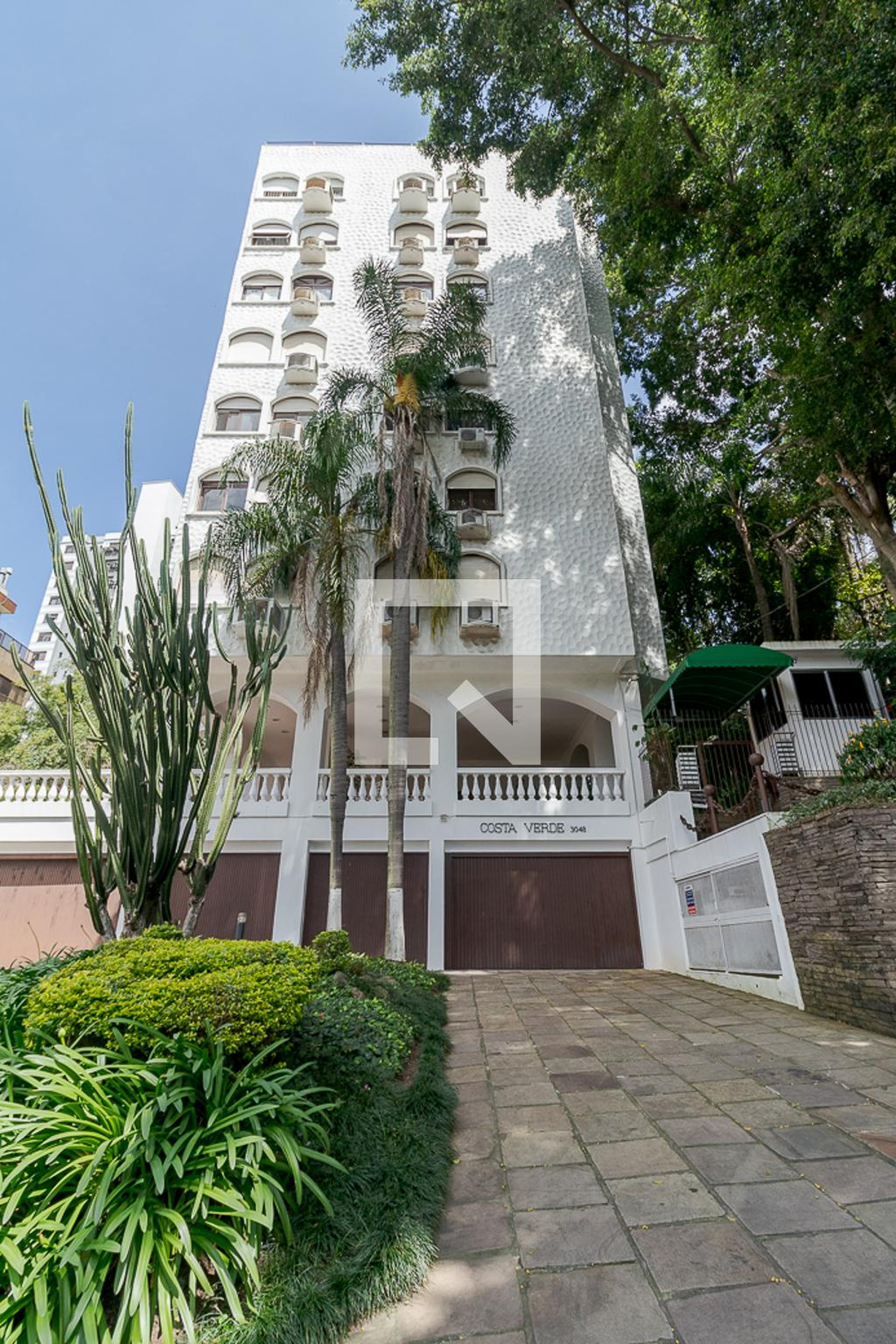 Fachada Condomínio em Rua Vicente da Fontoura, 3048