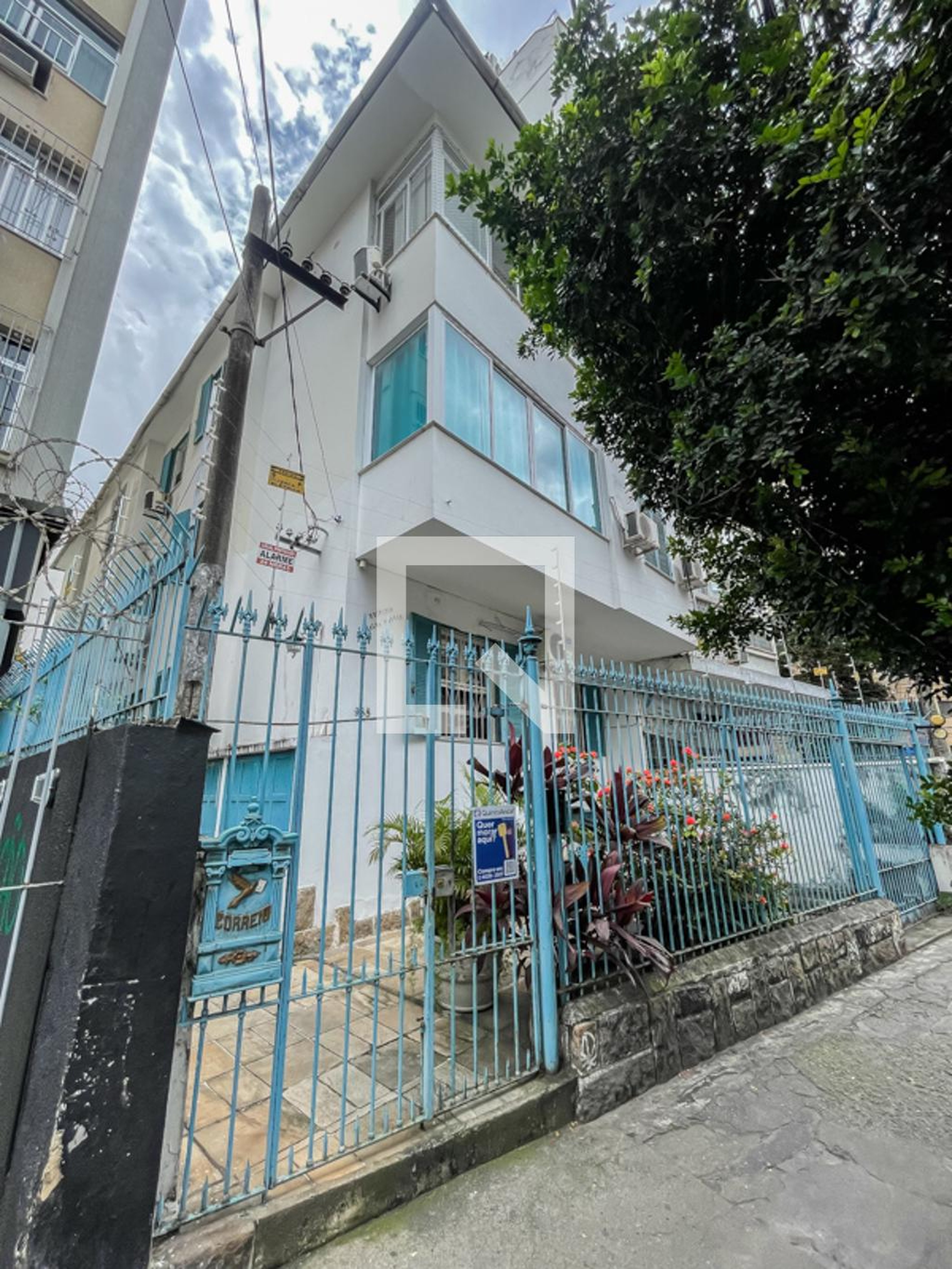 Fachada Condomínio em Rua Mariz E Barros, 988