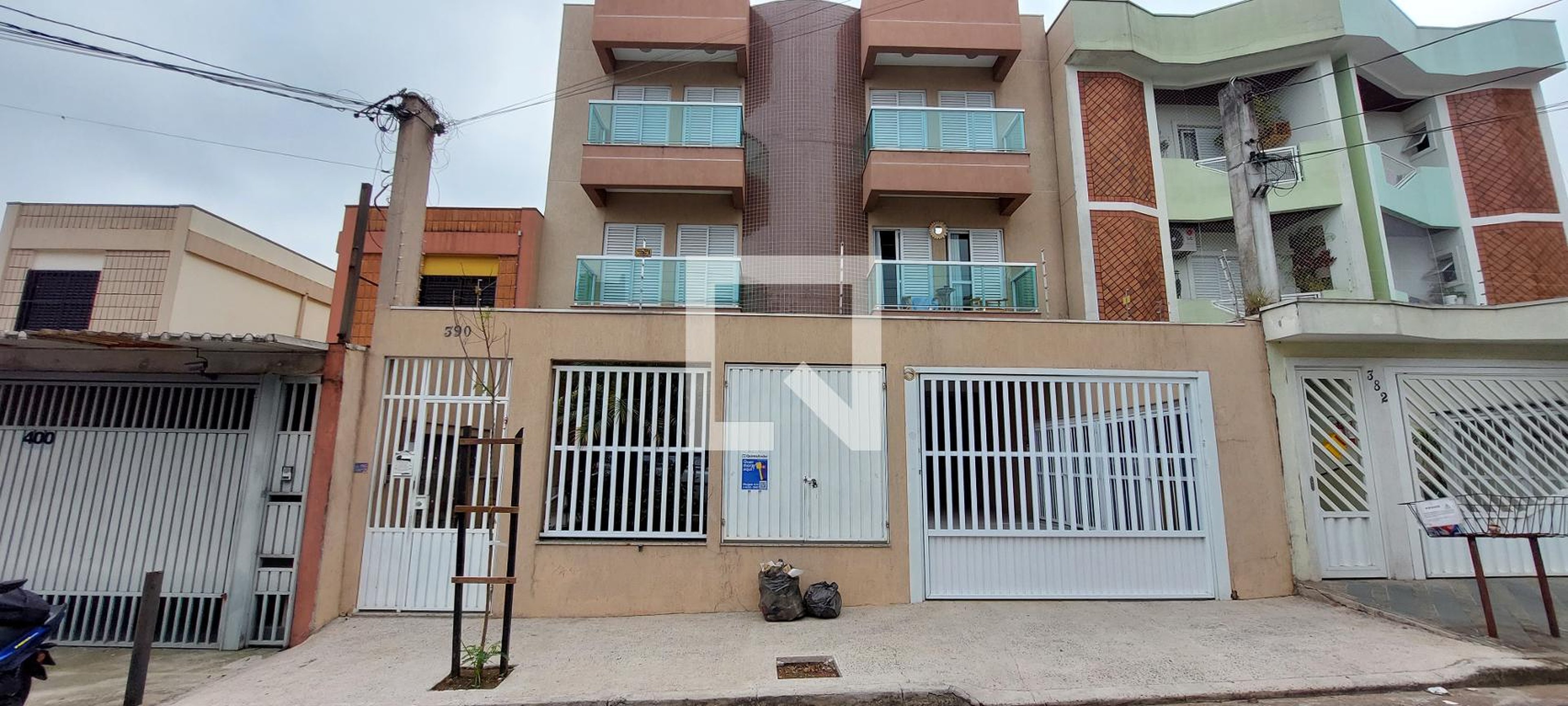 Fachada do Prédio Condomínio em Rua Adolfo Laves, 390