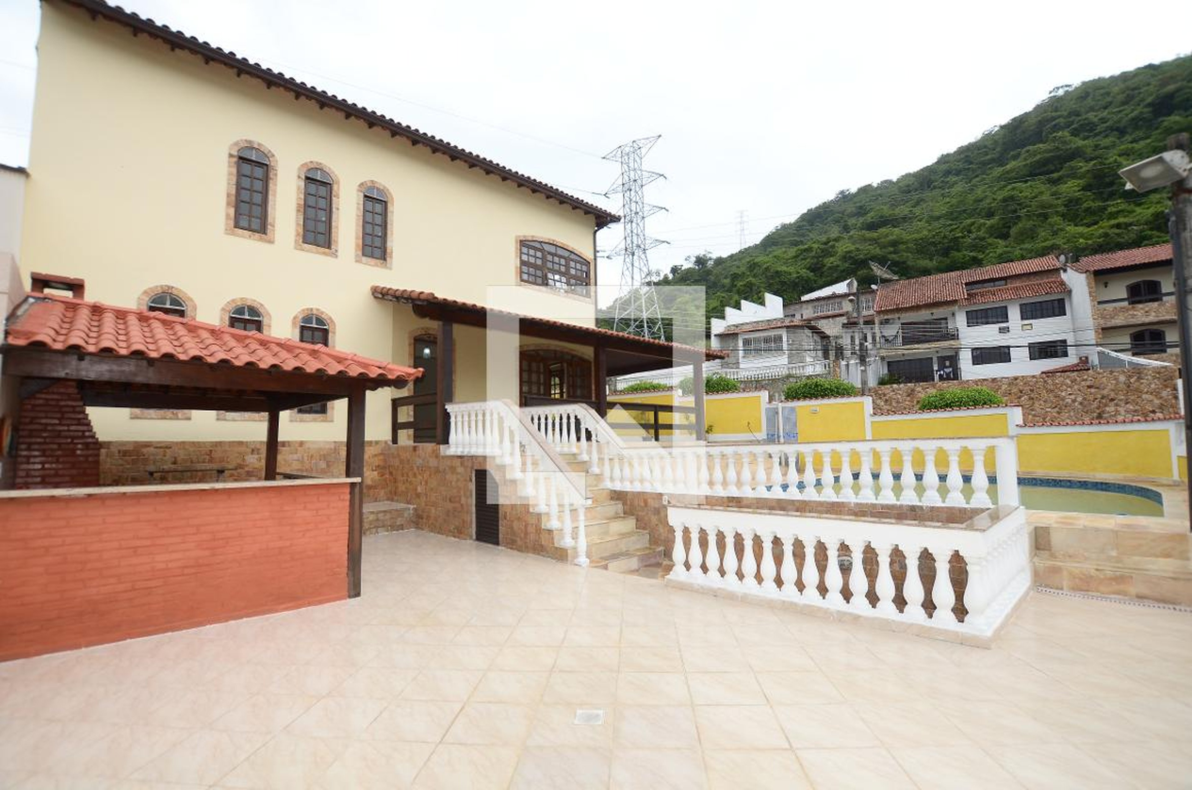 Fachada Condomínio em Rua Arcozelo, 853