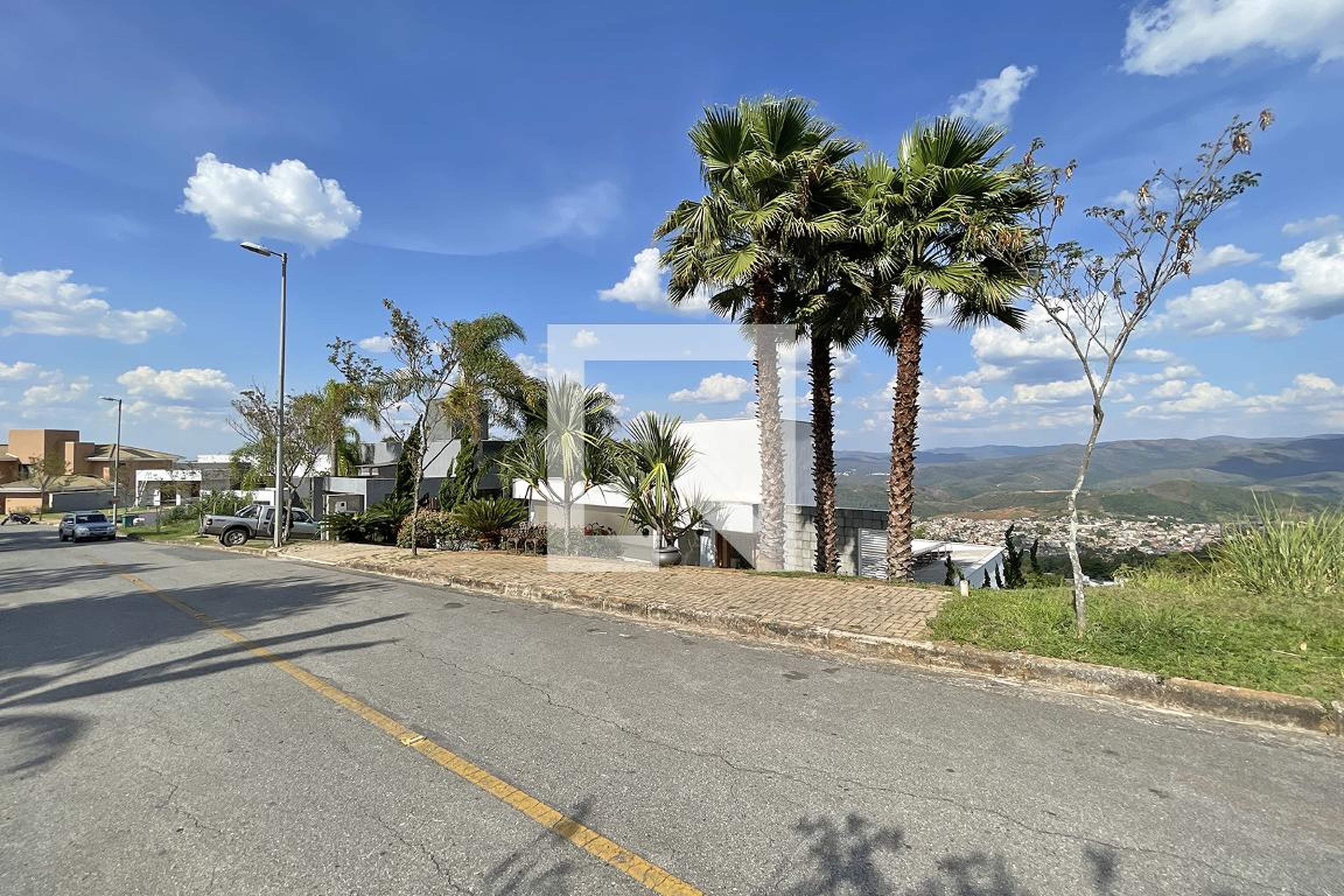 Entrada Condomínio em Rua Vega, 149