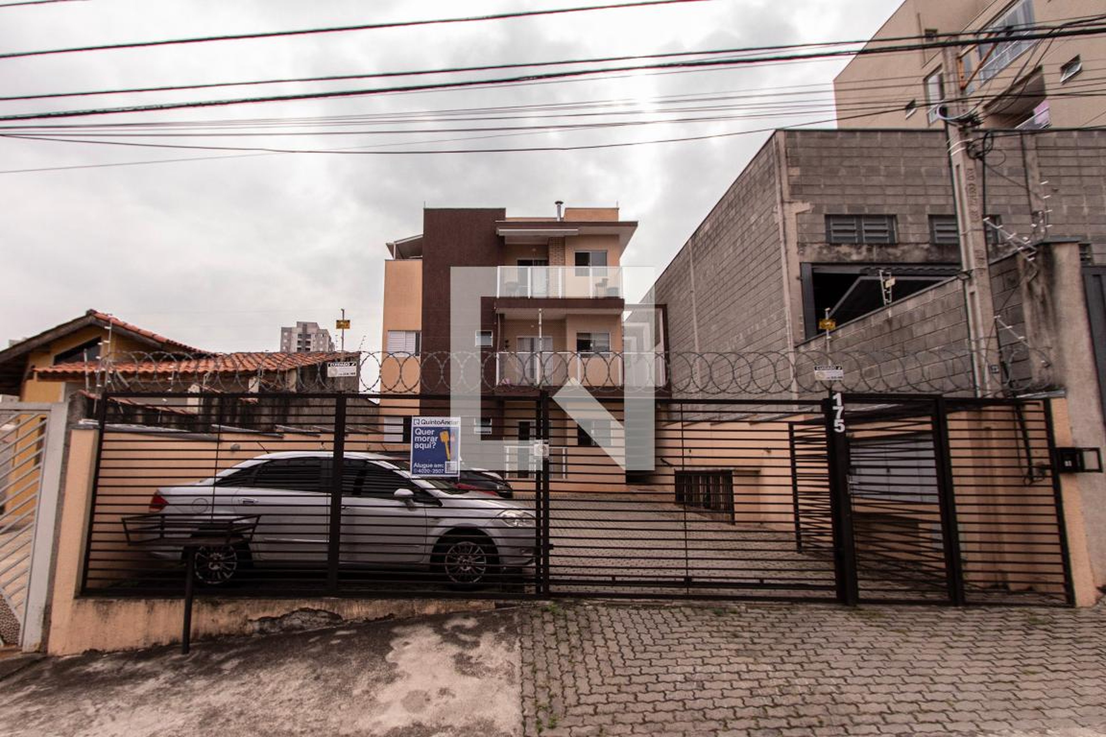 Fachada Condomínio em Rua Adolfo Grize dos Santos, 175
