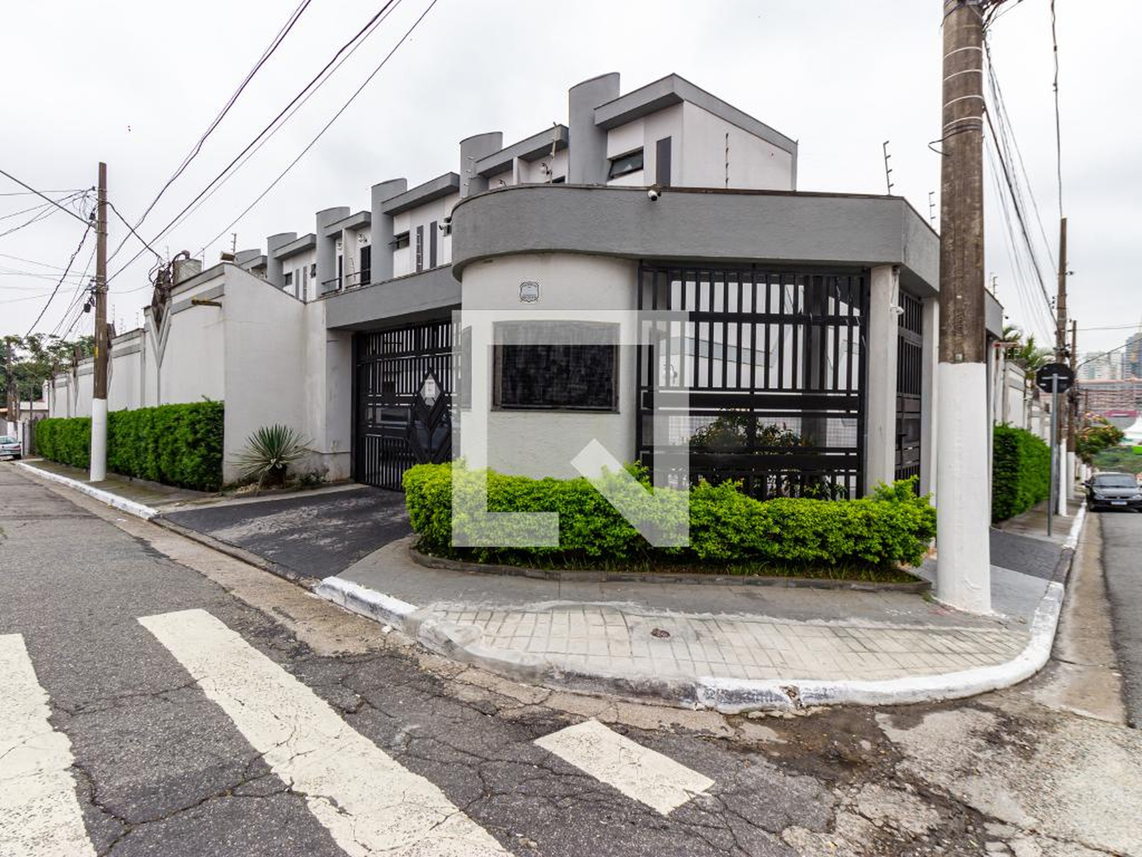 Fachada Condomínio em Rua Hermann Teles Ribeiro, 81