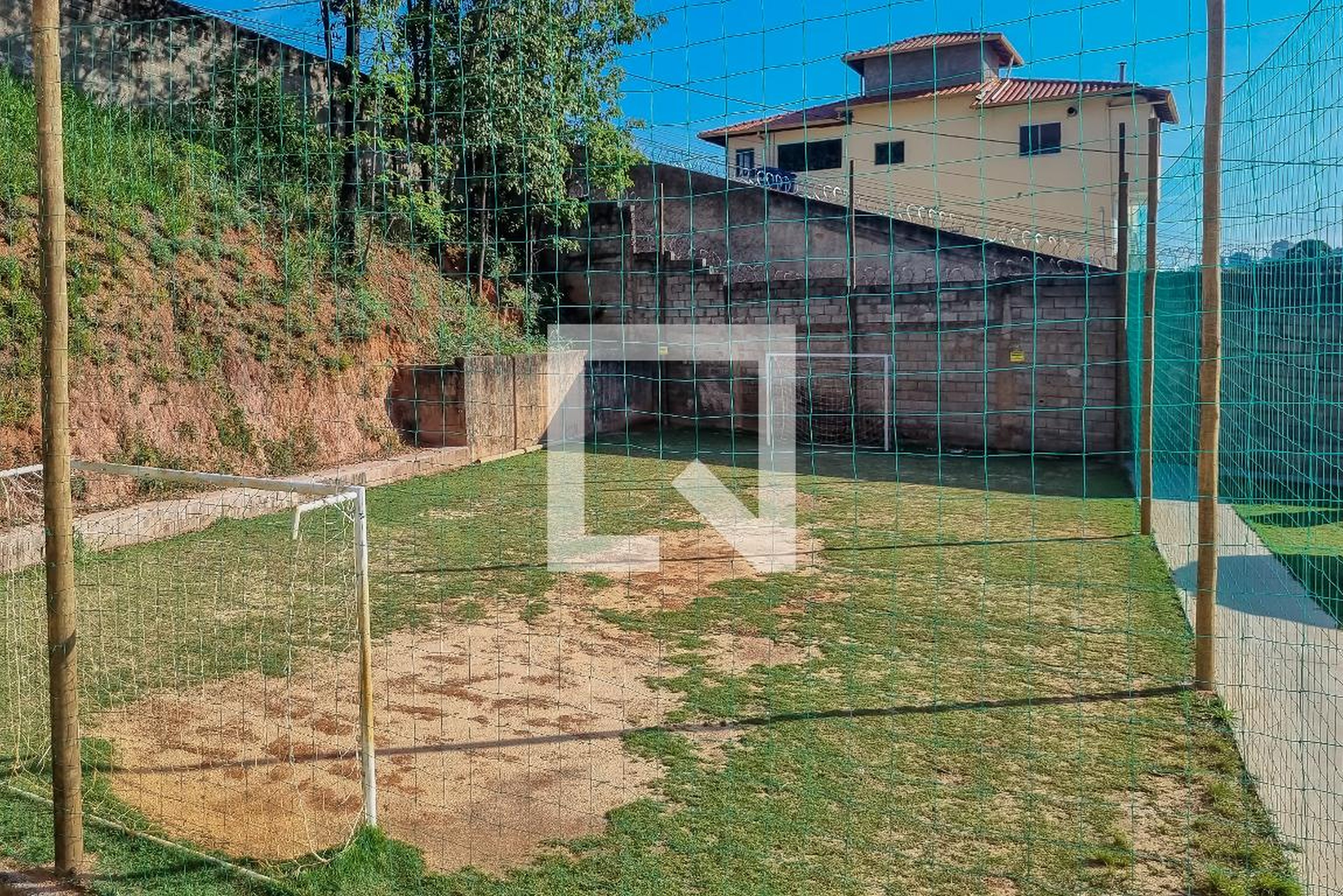 Quadra Condomínio em Rua Frei Cipriano, 150