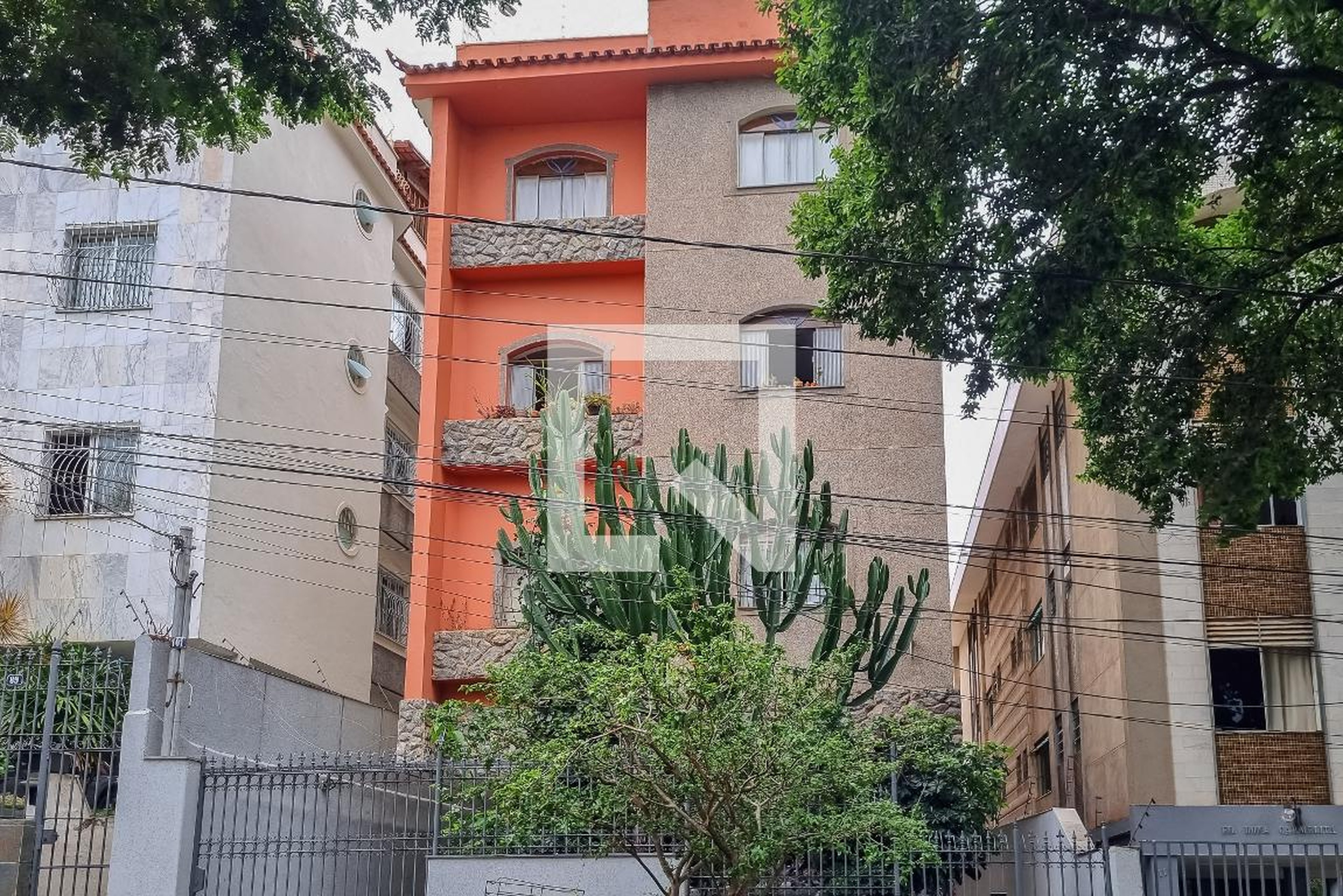 Fachada Condomínio em Rua Divinópolis, 101