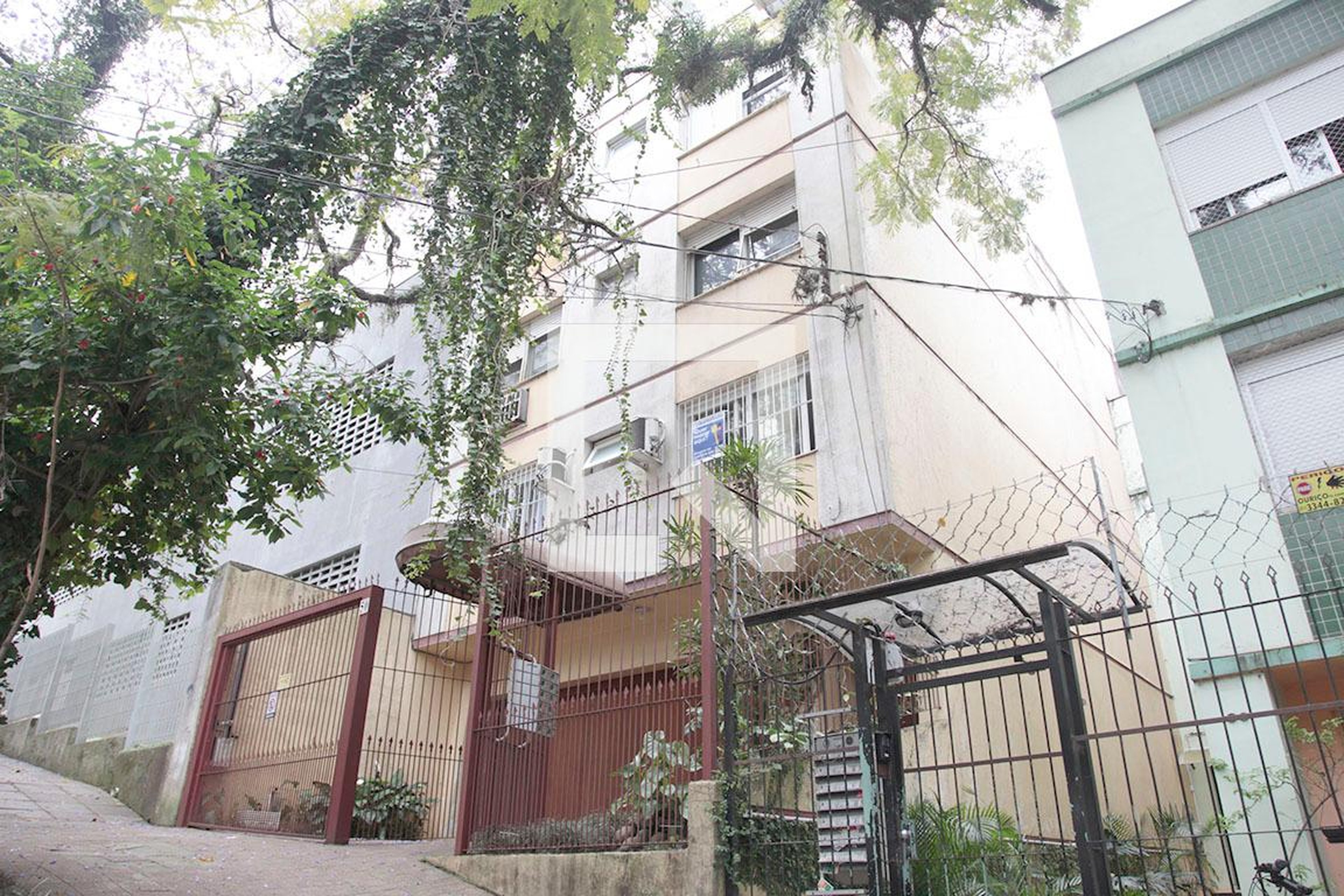 Fachada Condomínio em Rua Tomaz Flores, 50