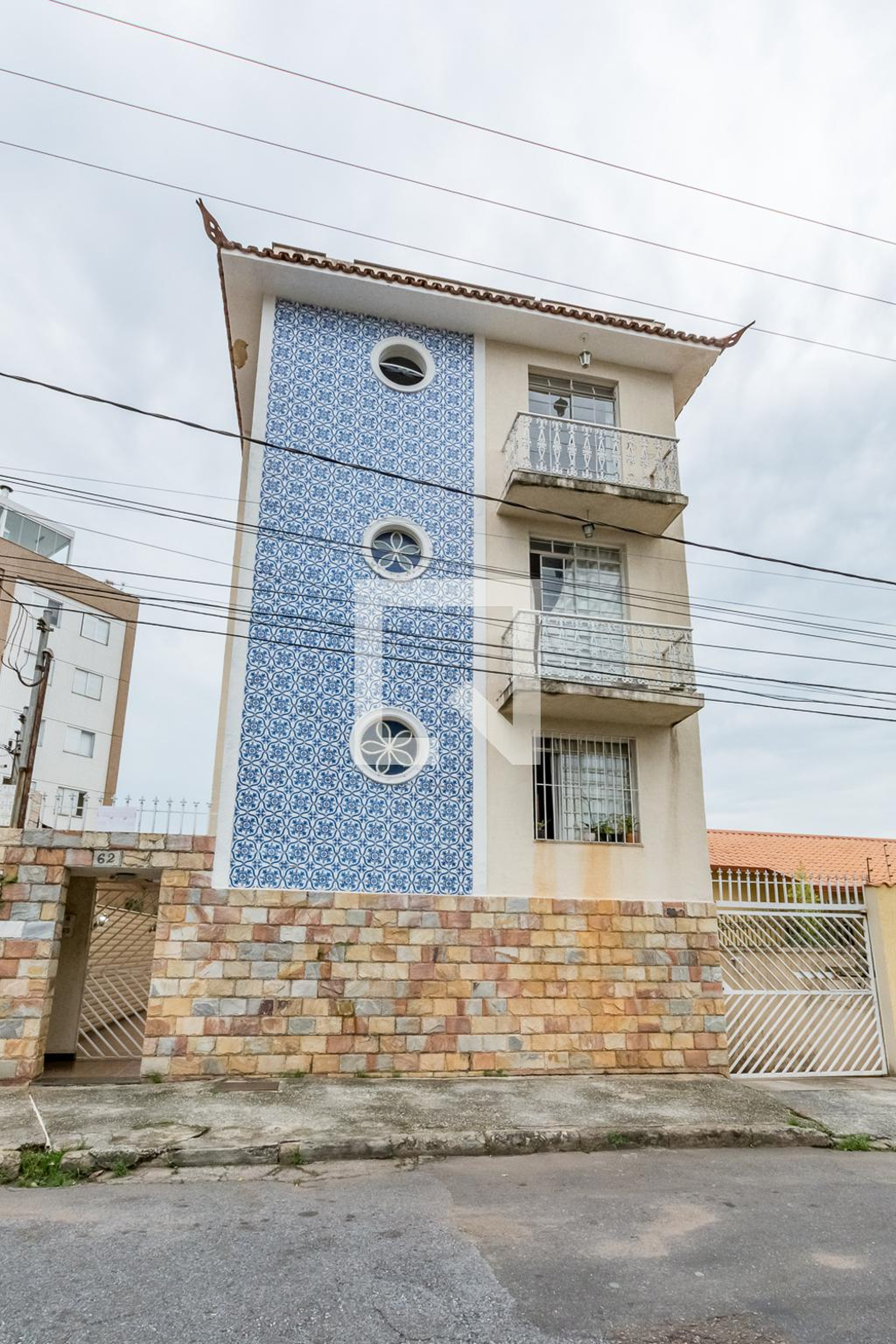 Fachada Condomínio em Rua Felicidade, 62