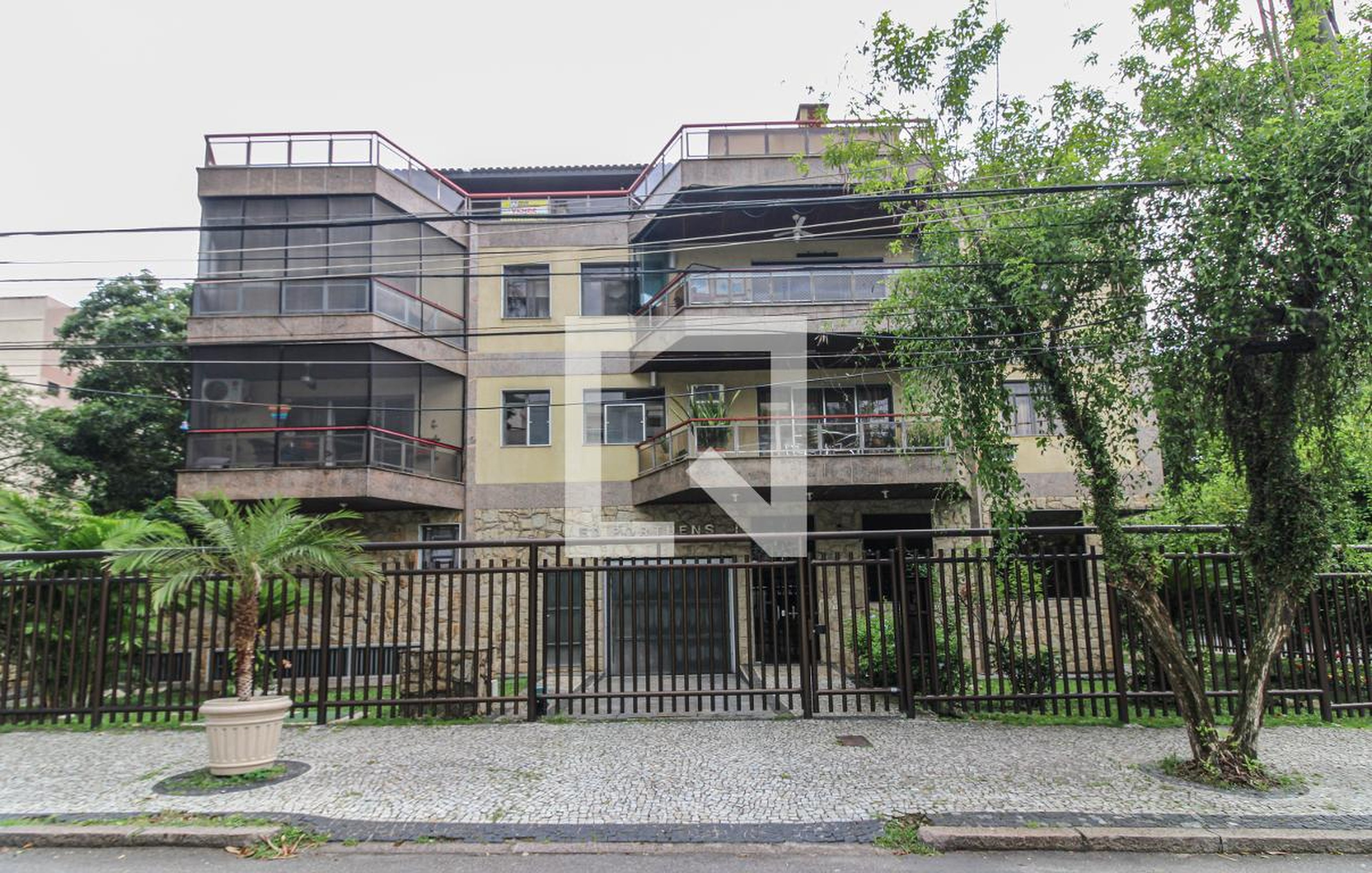 Fachada Condomínio em Rua Marechal Olympio Falconiere, 221