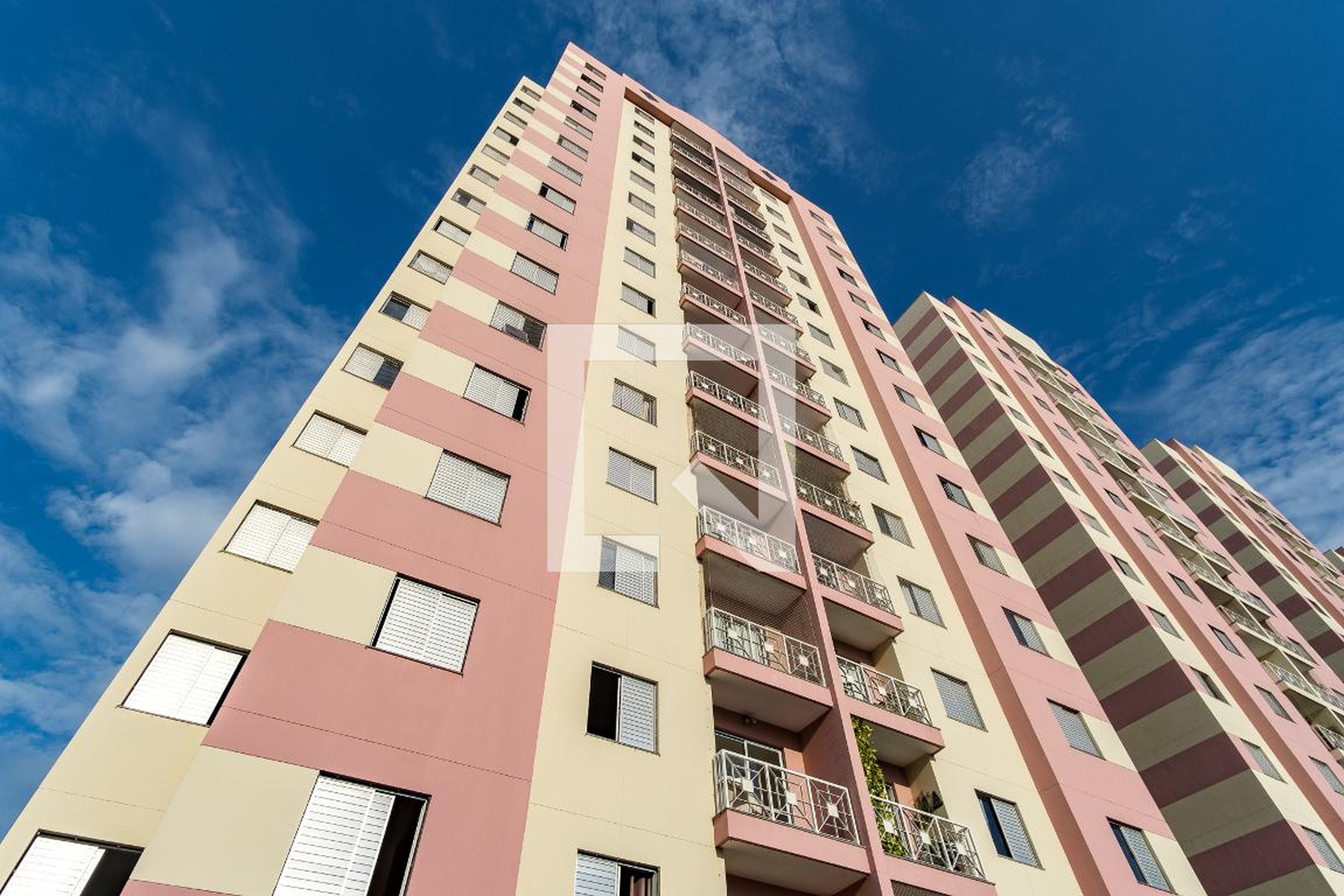 Fachada Condomínio em Rua Serra de Bragança, 2627