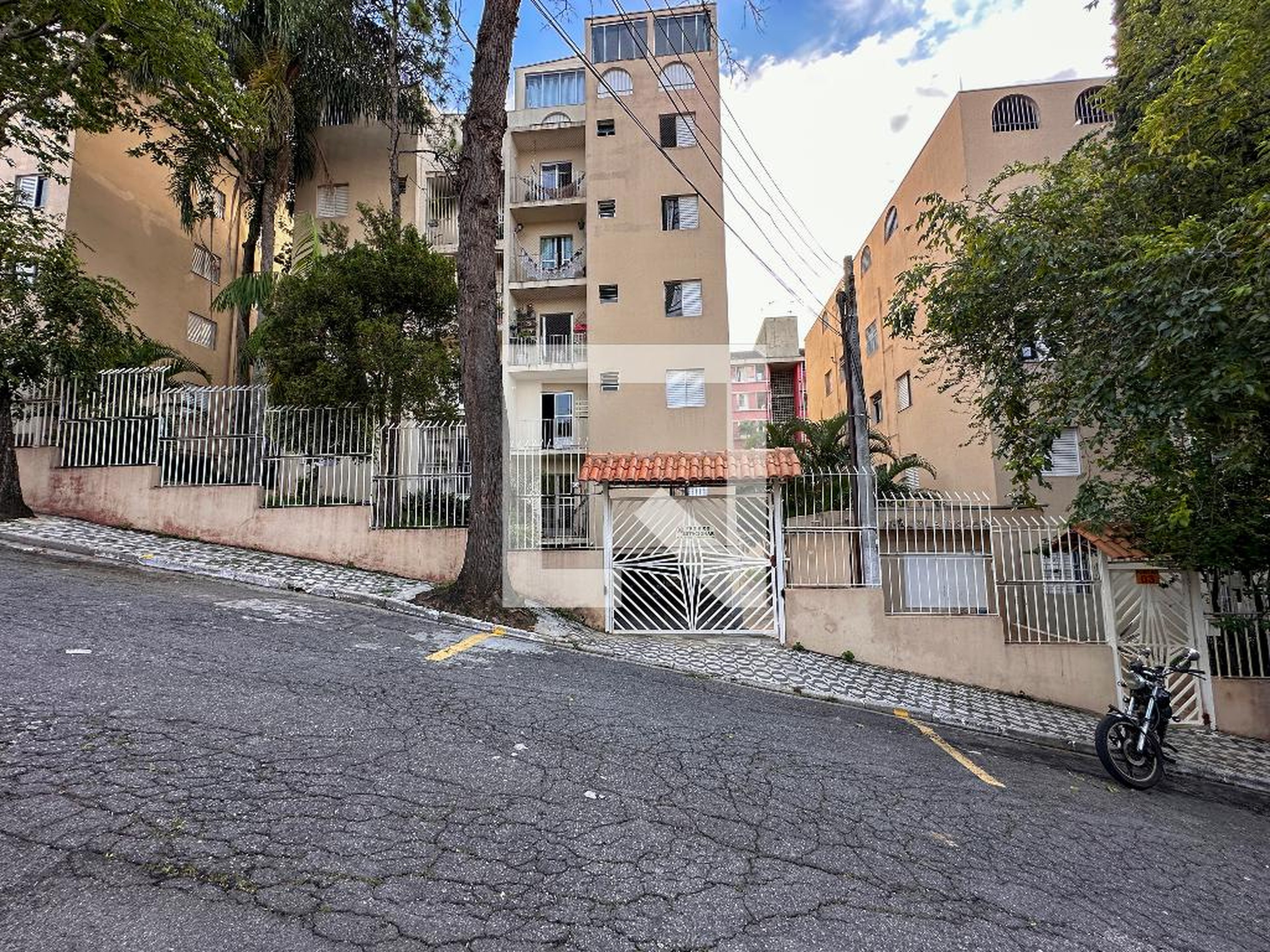 Fachada Condomínio em Rua Darabi, 96