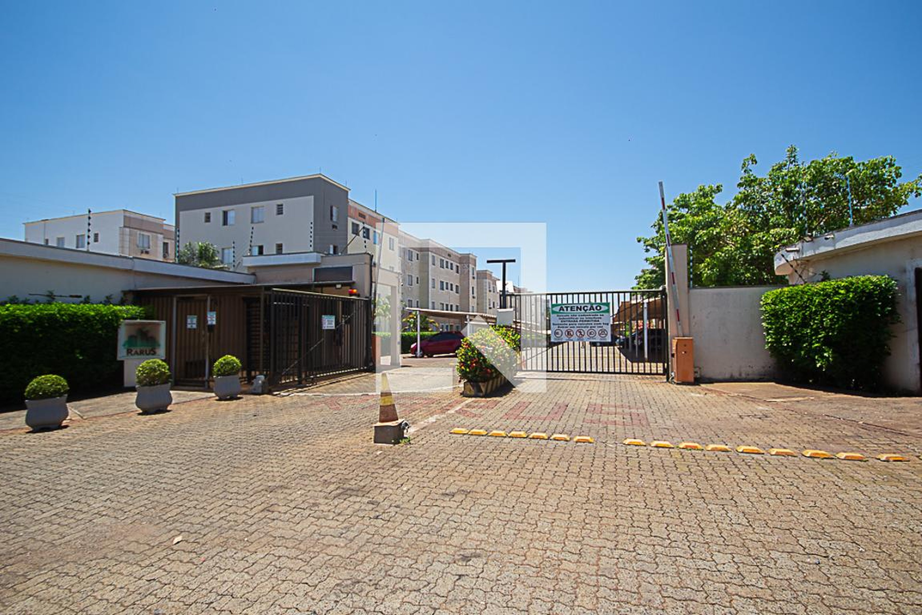 Fachada do condomínio Condomínio Parque Rarus