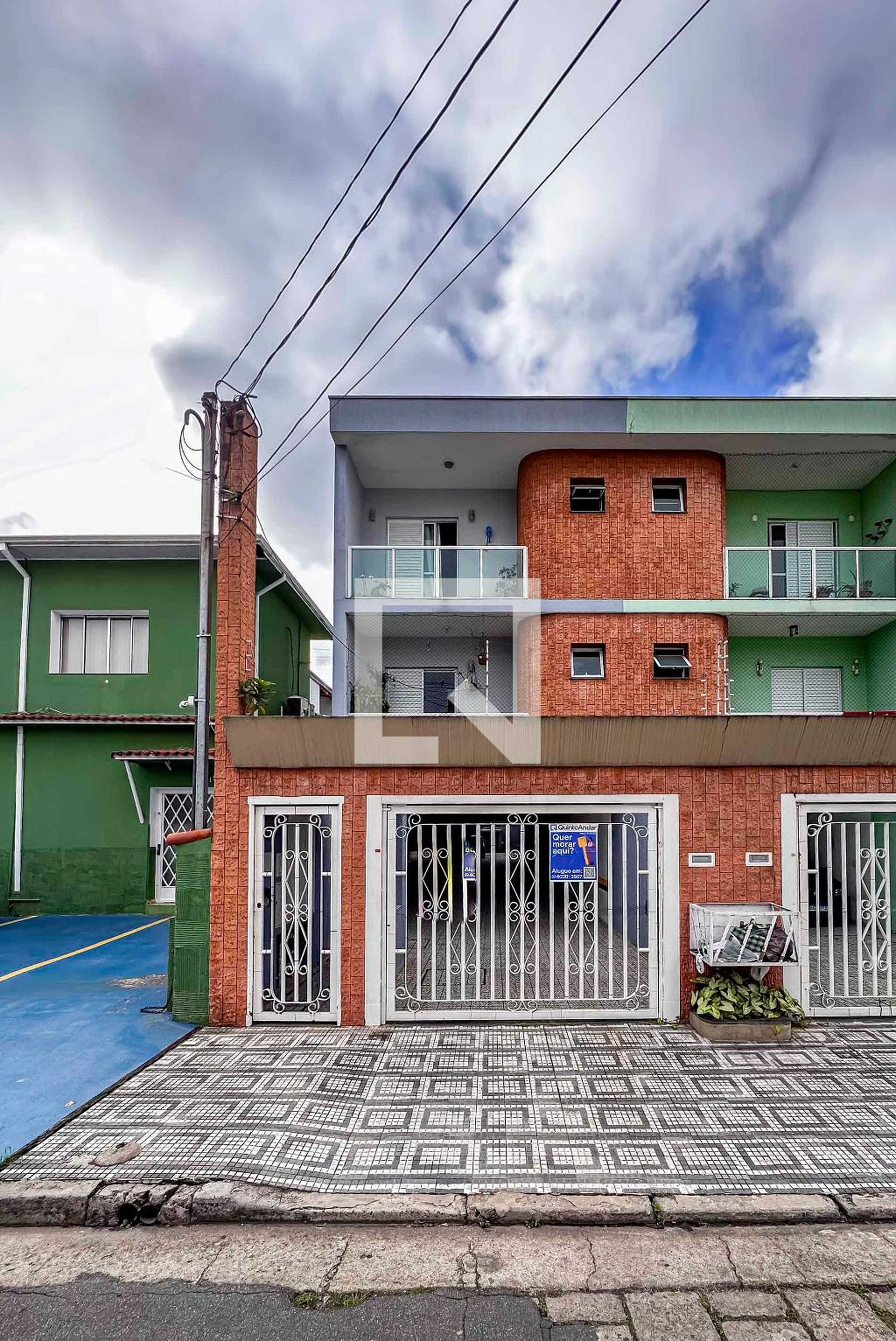 Fachada Condomínio em Rua César de Menezes, 25