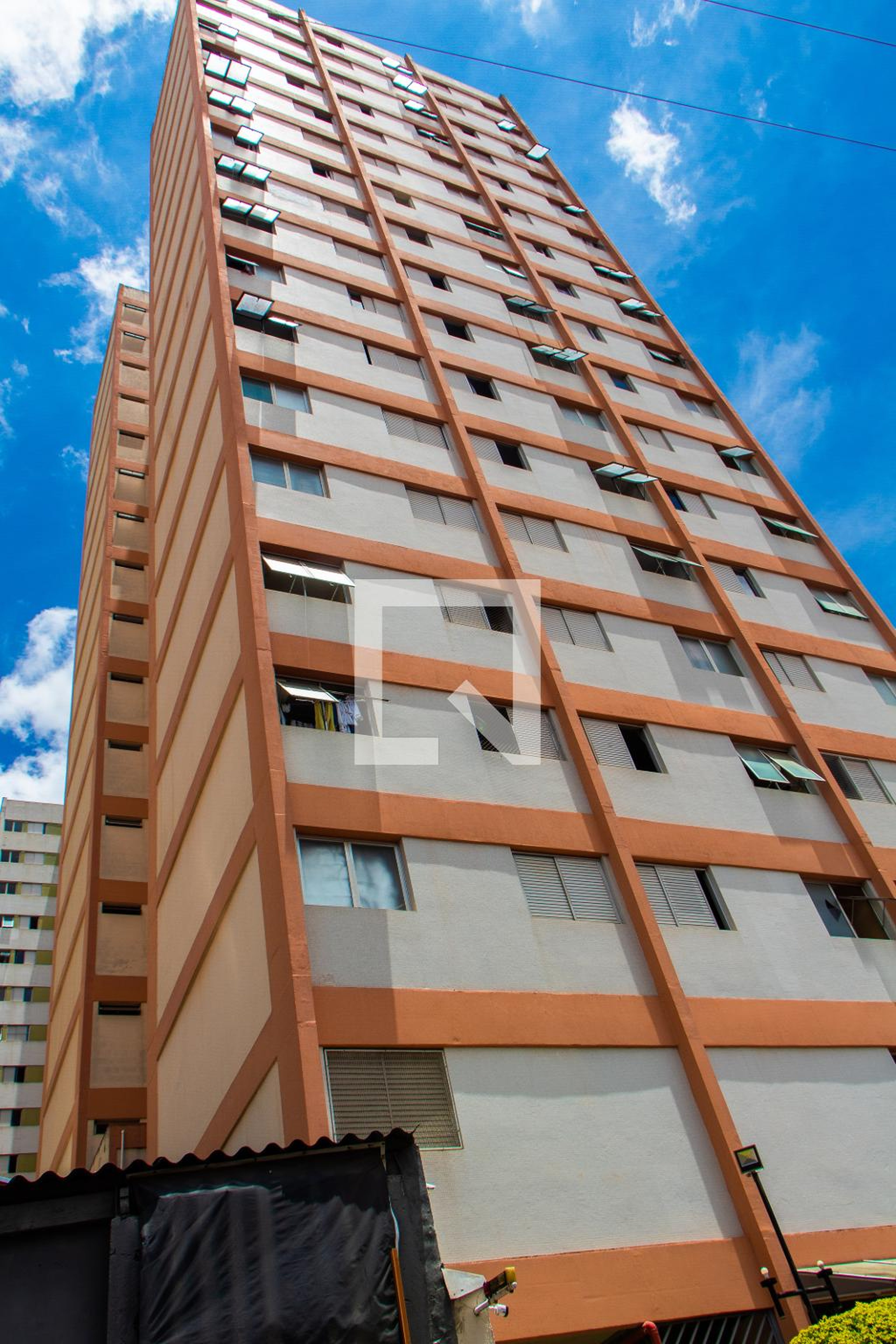 Fachada Condomínio em Rua Falcão Filho, 102