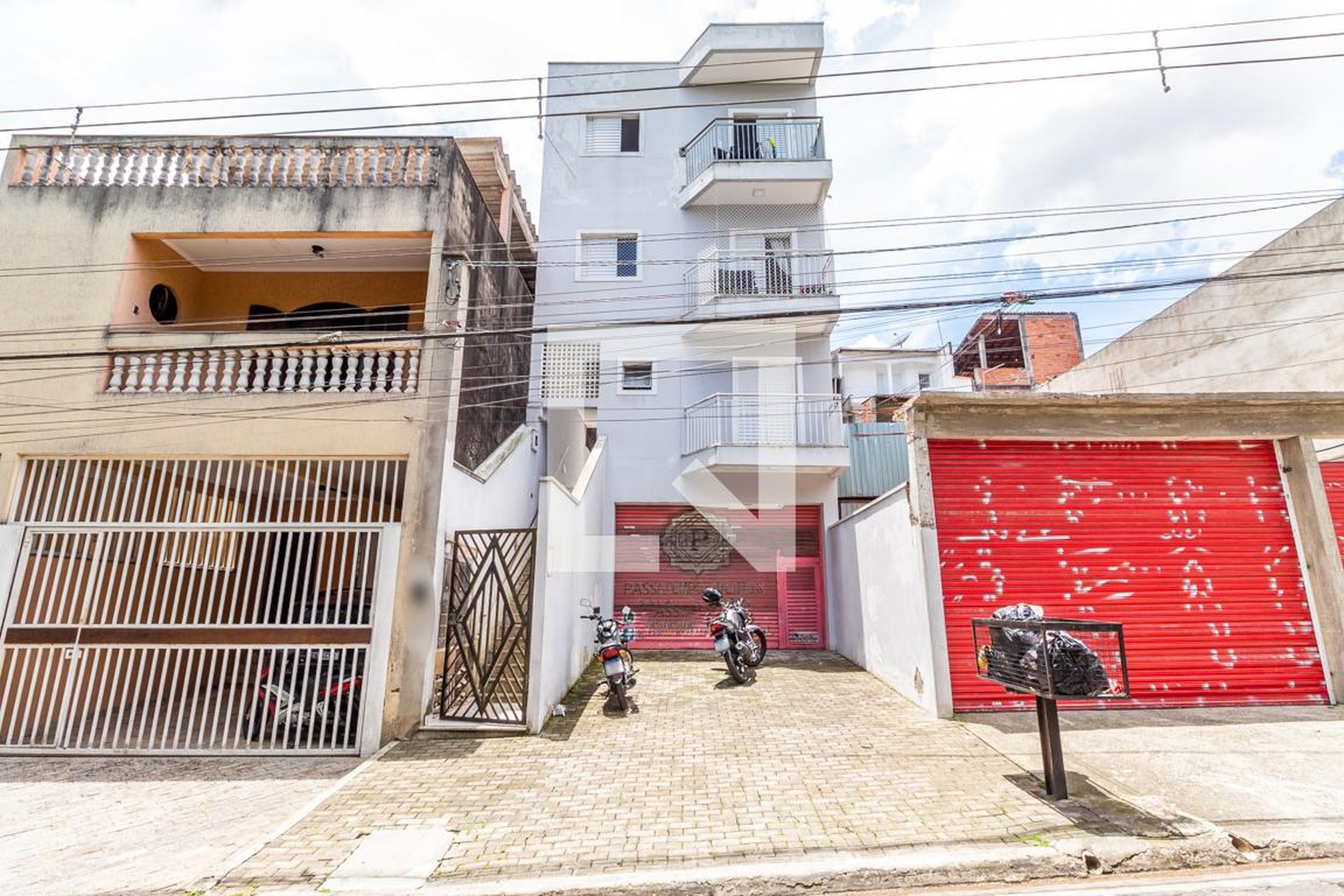 Fachada Condomínio em Rua Vanderlei Pretini, 242