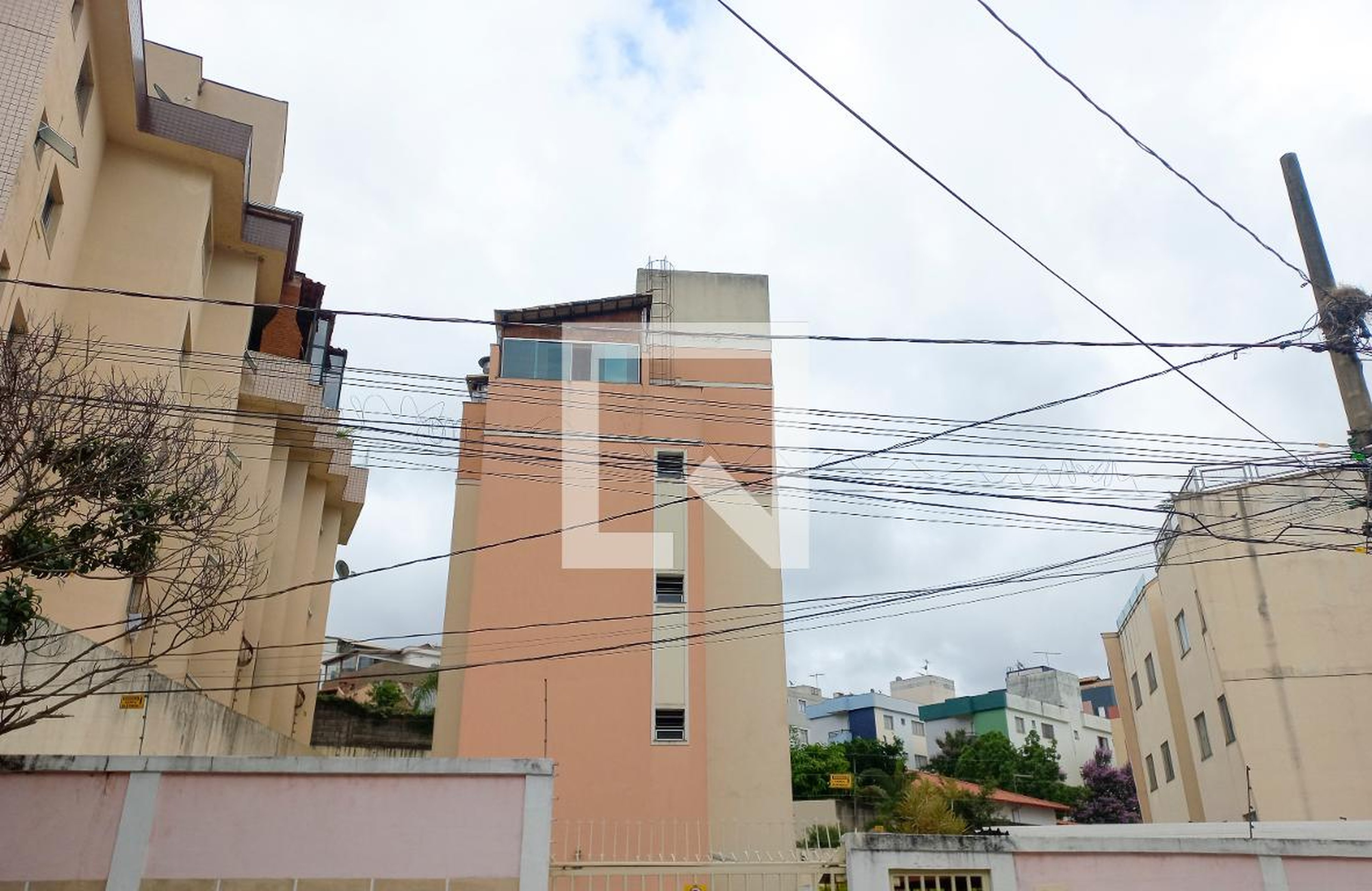 Fachada Condomínio em Rua Democrata, 345