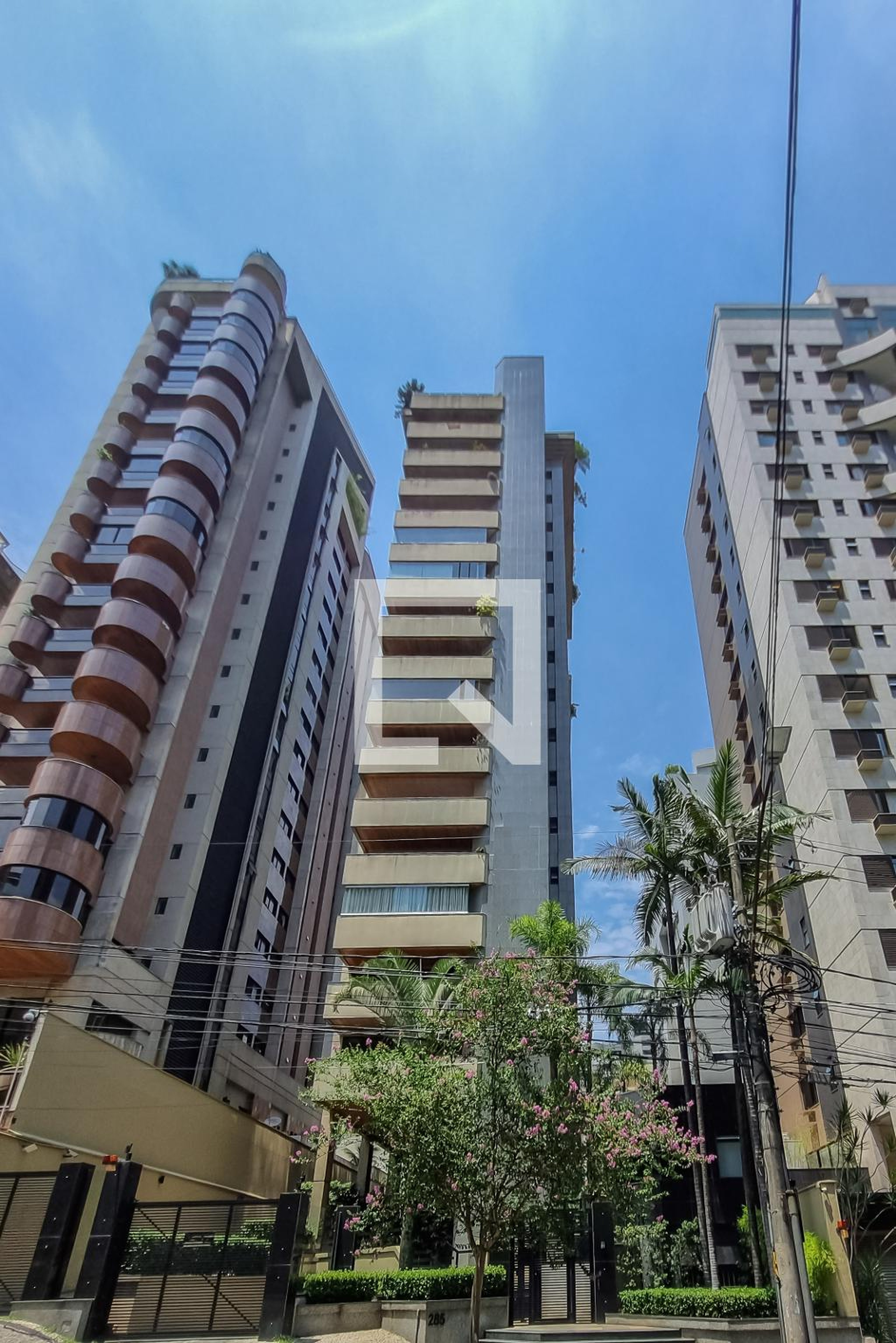Fachada Condomínio em Rua Tomás Gonzaga, 285