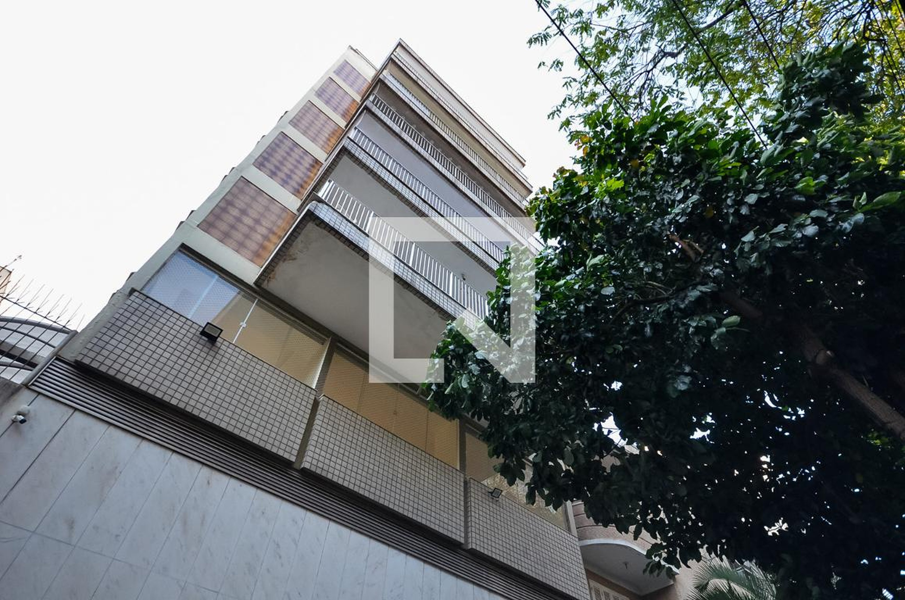 Fachada Condomínio em Rua Andrade Neves, 326