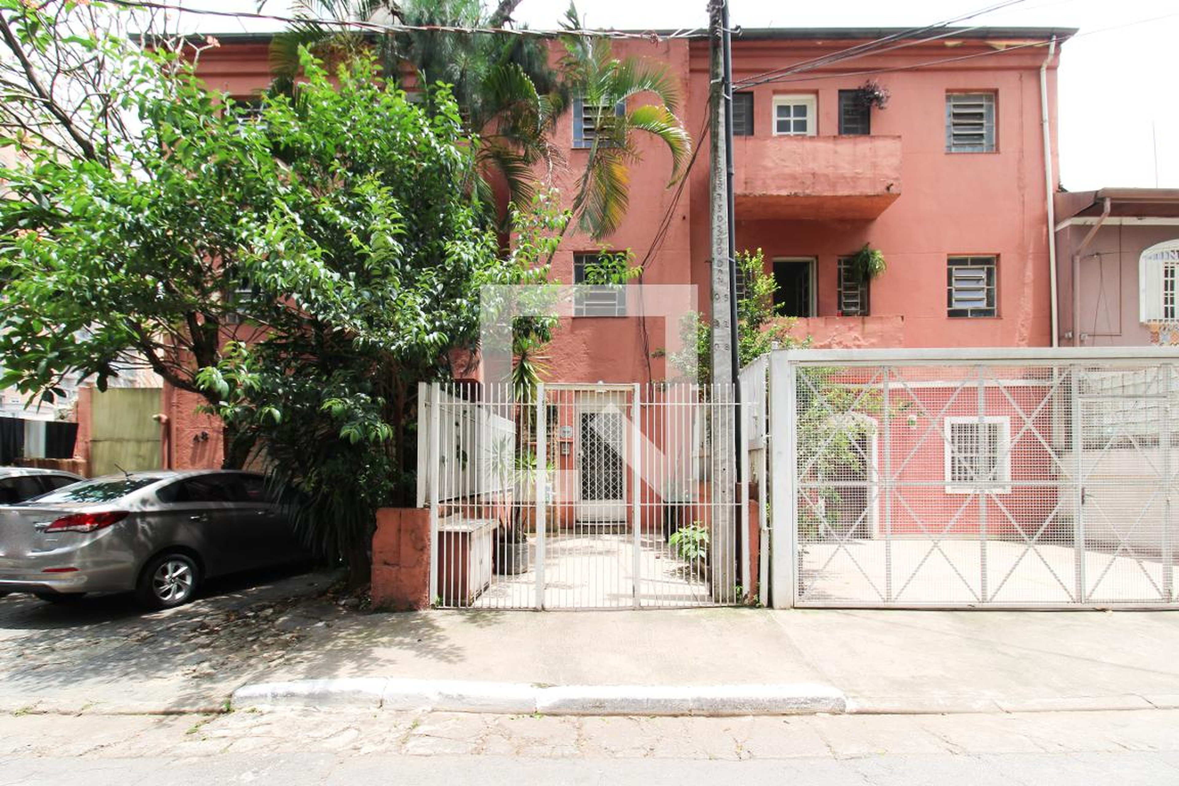 Entrada Condomínio em Rua Sampaio Góis, 44