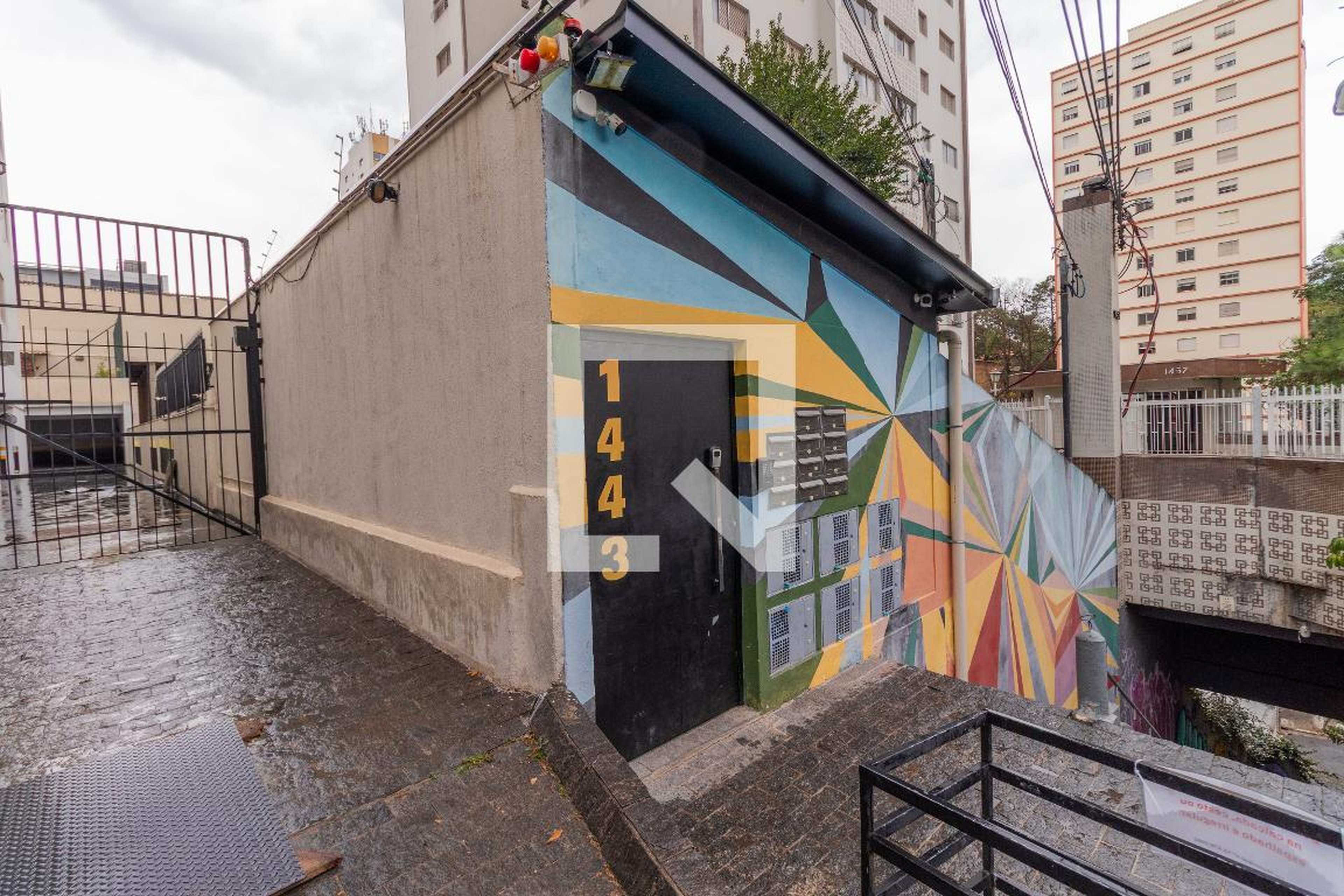 Fachada Condomínio em Rua Monte Alegre, 1443