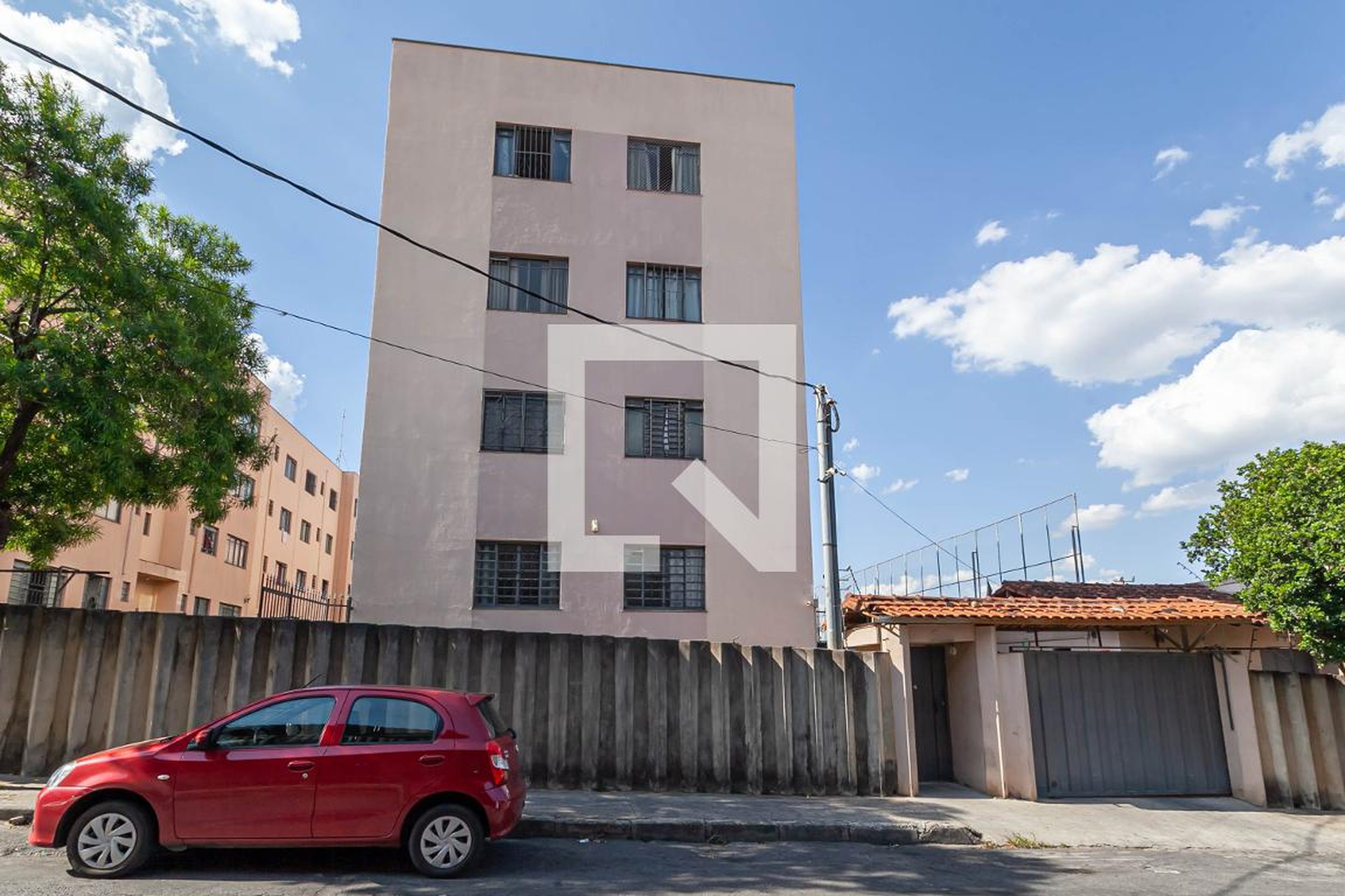 Fachada Condomínio em Rua Pedrinópolis, 300