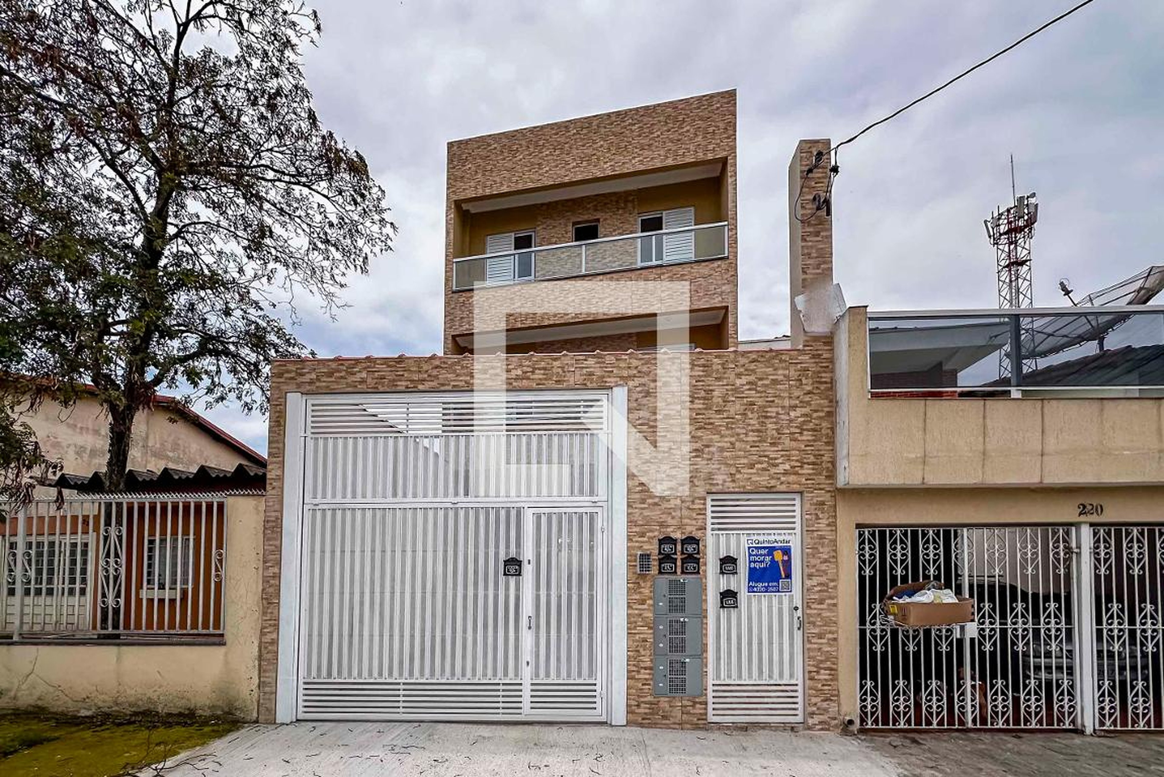 Fachada Condomínio em Rua Coronel-Pm Celestino Henrique Fernandes, 226