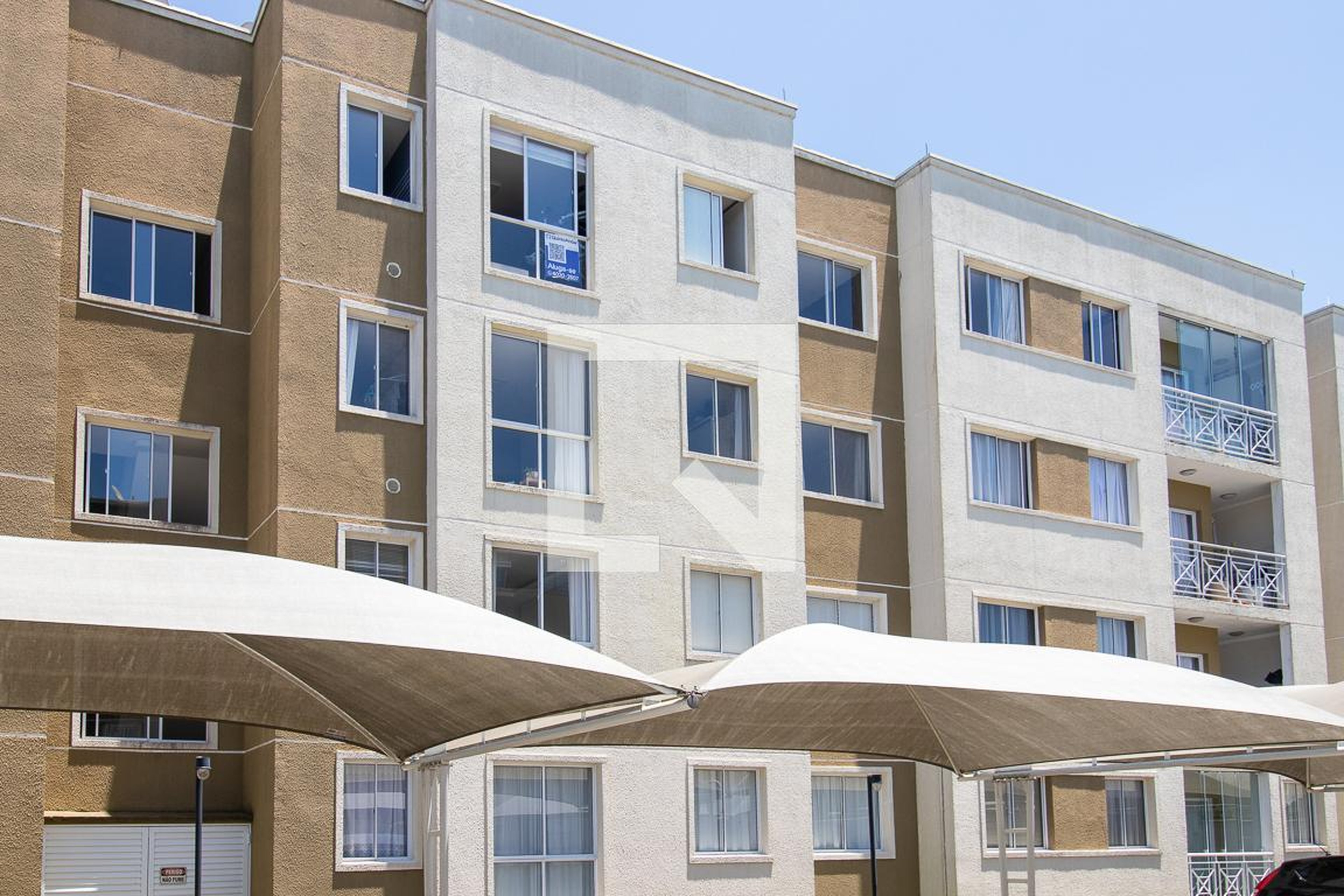 Fachada Condomínio em Rua Professora Magali Aparecida Pampuch, 100