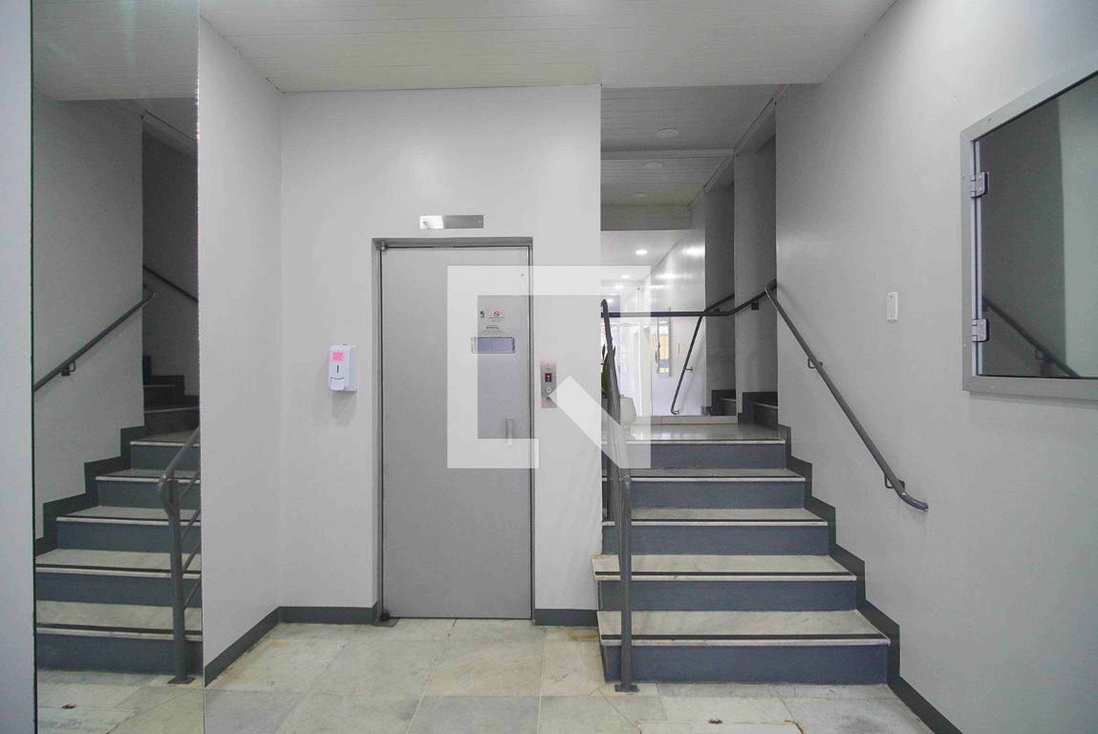 Hall de entrada - ED. Maria Cristina