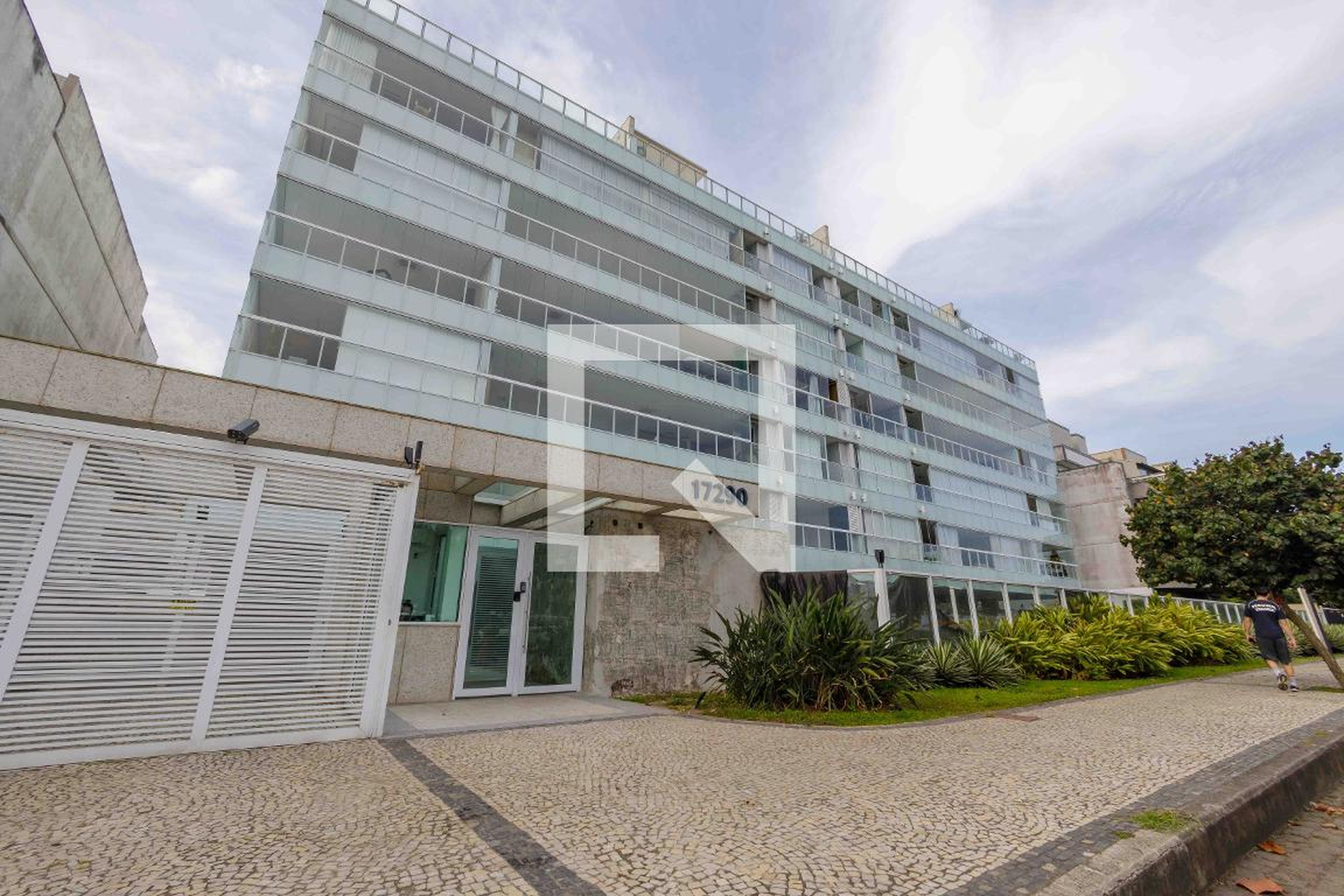 Fachada Condomínio em Avenida Lúcio Costa, 17290