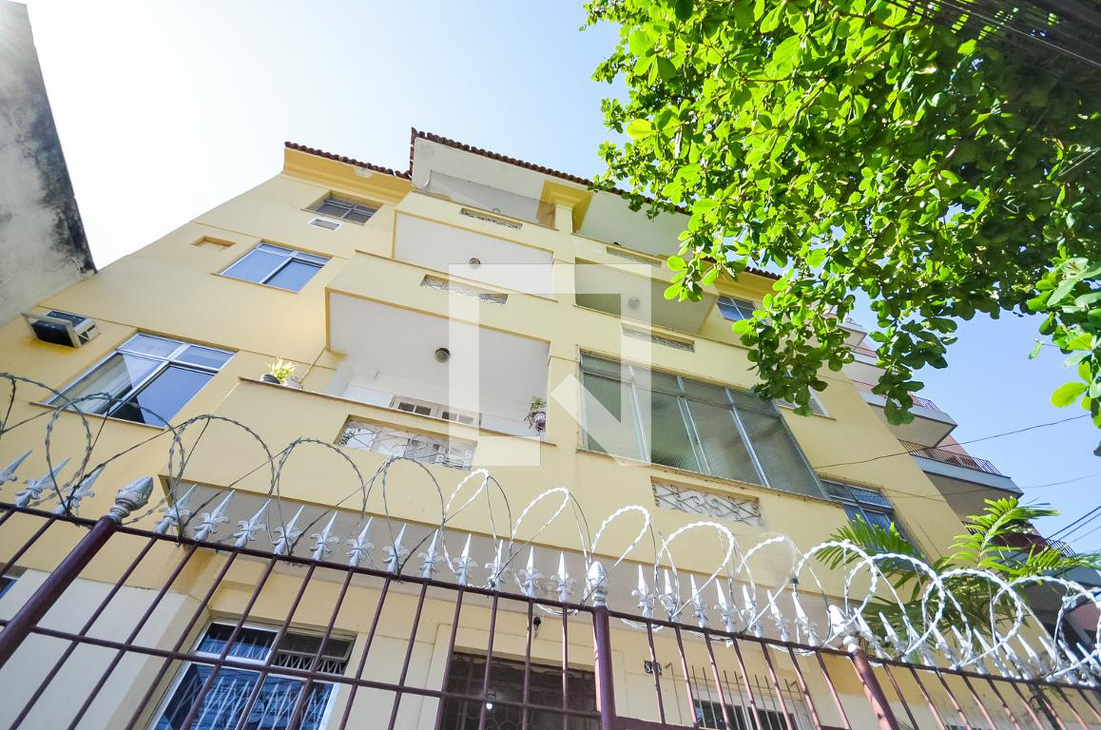 Fachada Condomínio em Rua Teodoro da Silva, 846