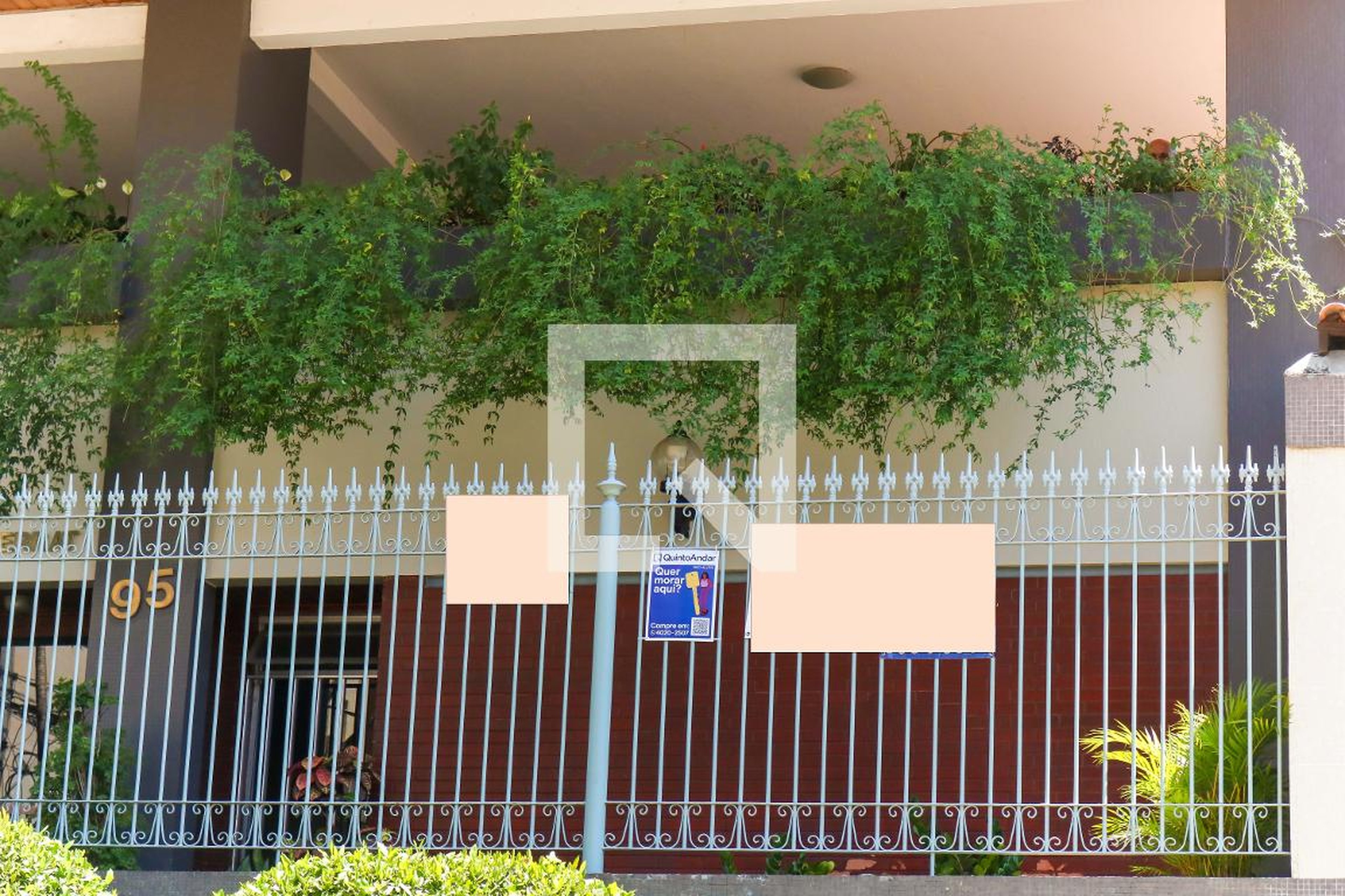 Fachada Condomínio em Rua Paulo Silva Araújo, 95