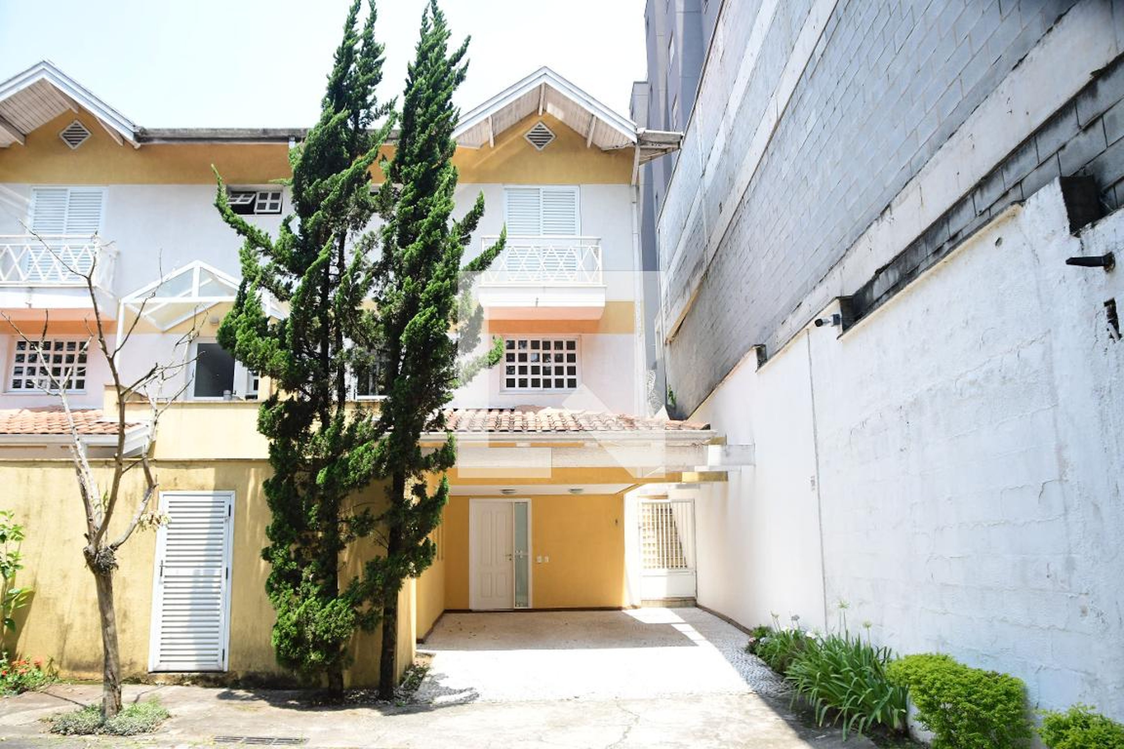 Fachada Condomínio em Estrada da Aldeia, 135