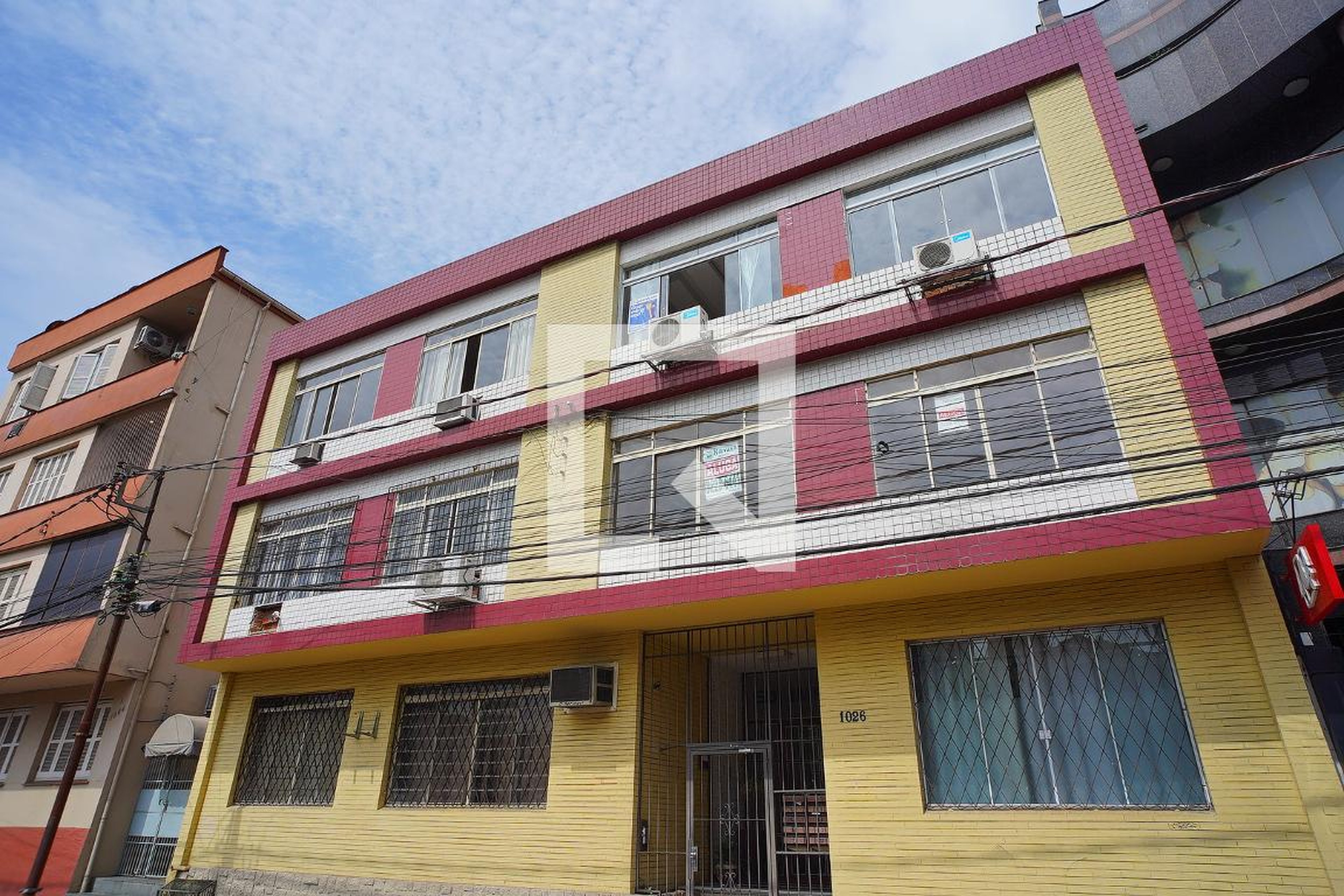 Fachada Condomínio em Rua Mariante, 1026