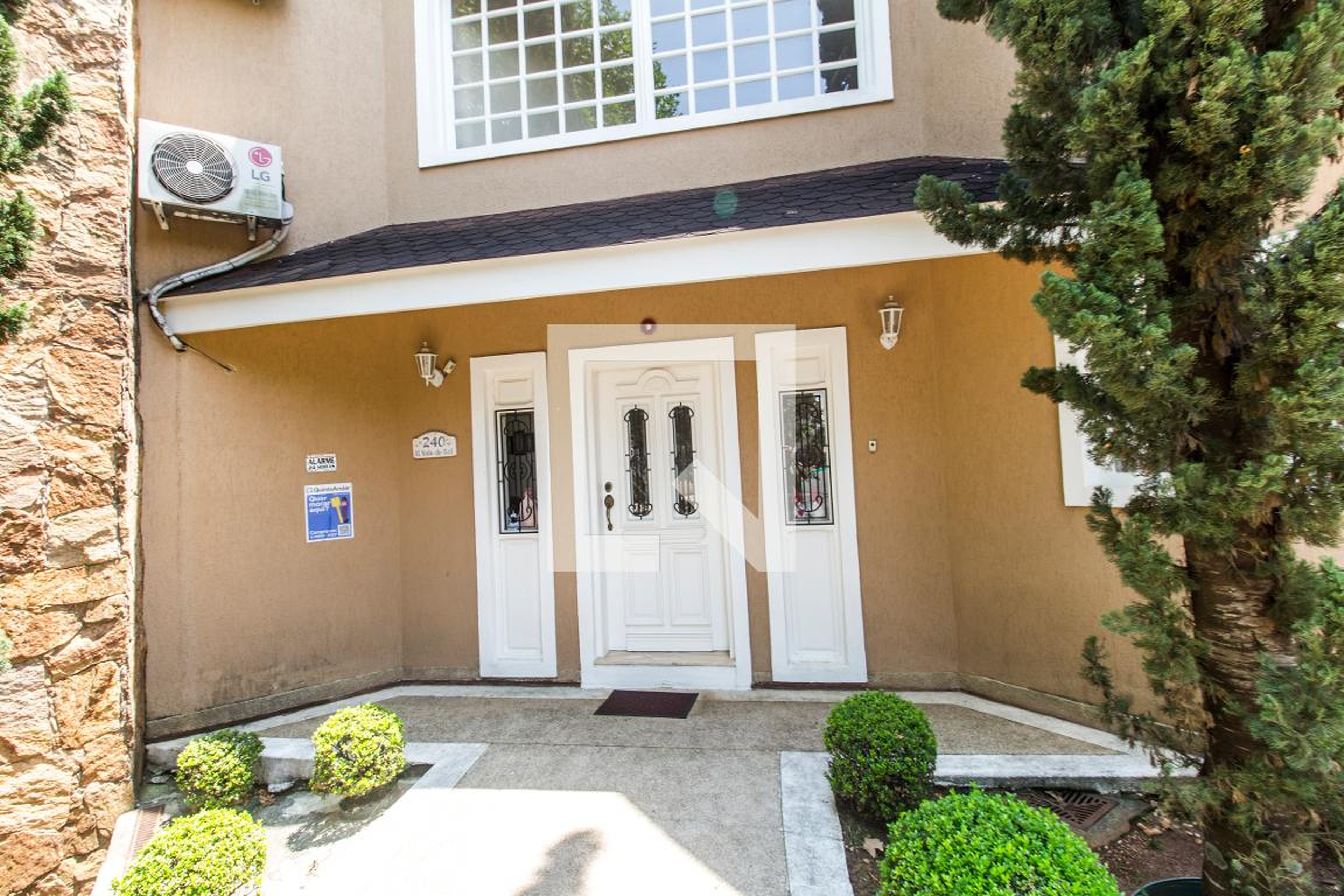 Entrada Condomínio em Alameda Valê do Sol, 240