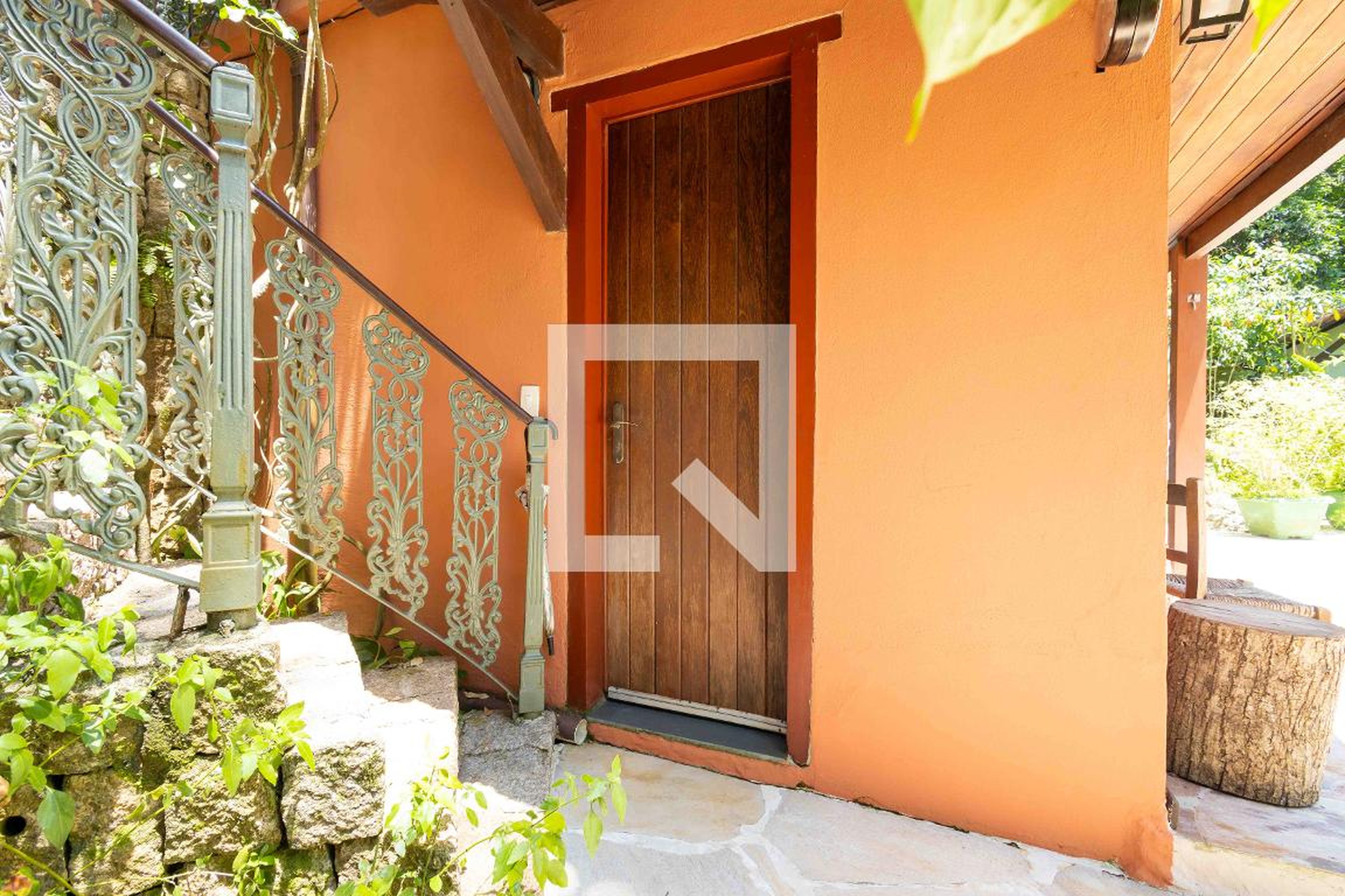 Entrada Condomínio em Rua Engenheiro Píres do Rio, 851